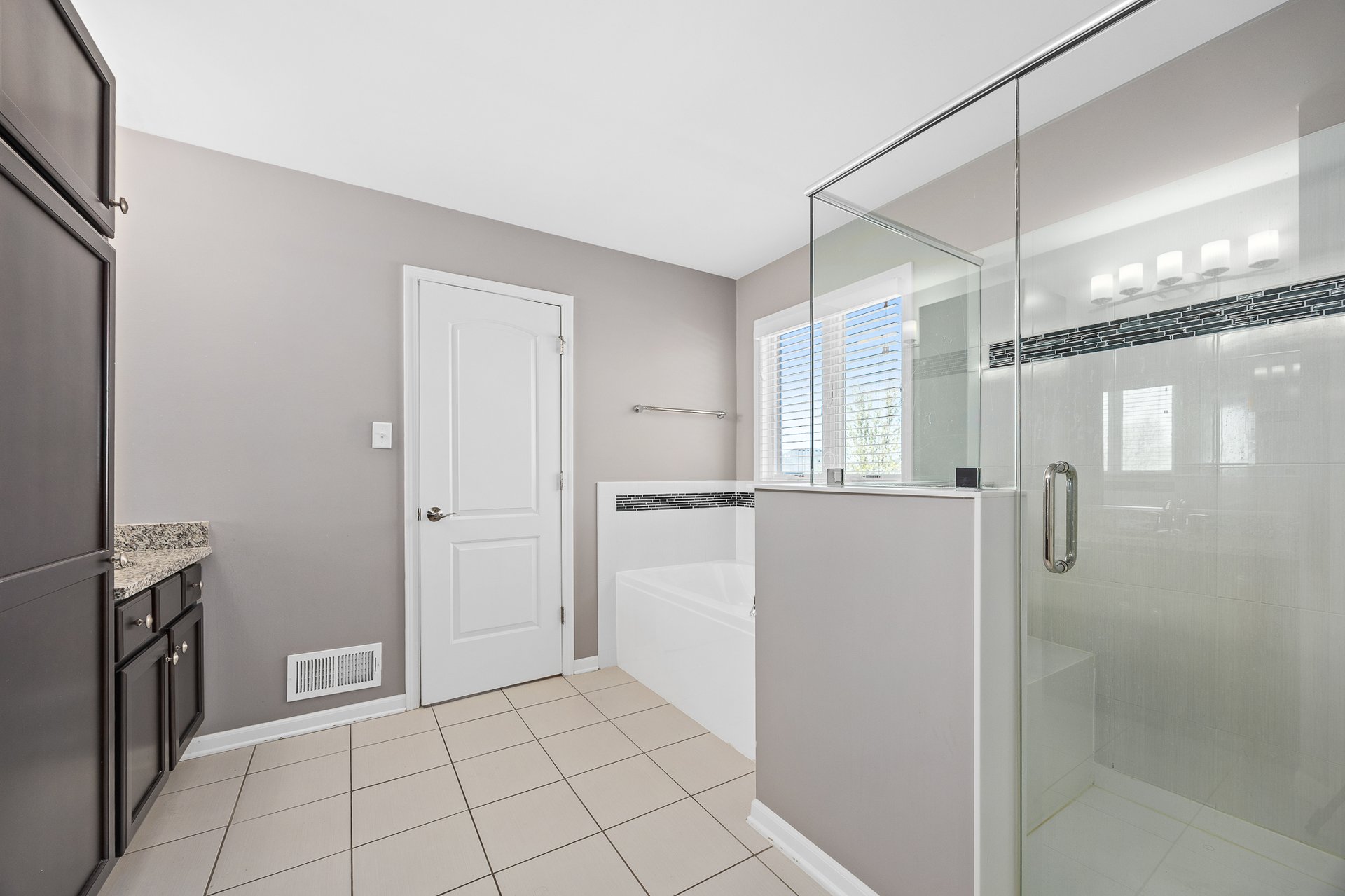 8724 Coventry Dr, Woodridge