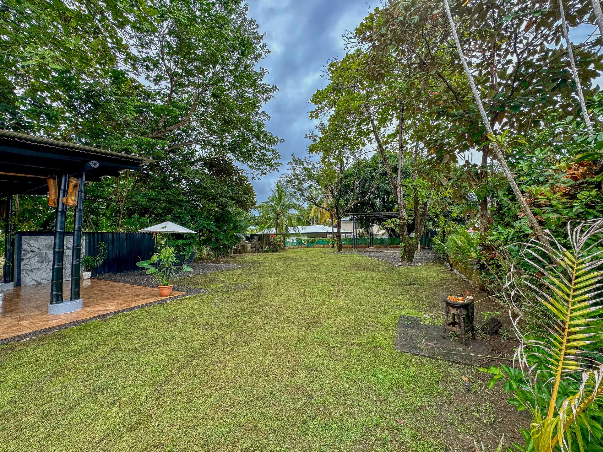 Contemporary 3-bed home surrounded by Uvita’s services and amenities but just a short stroll to tropical beaches