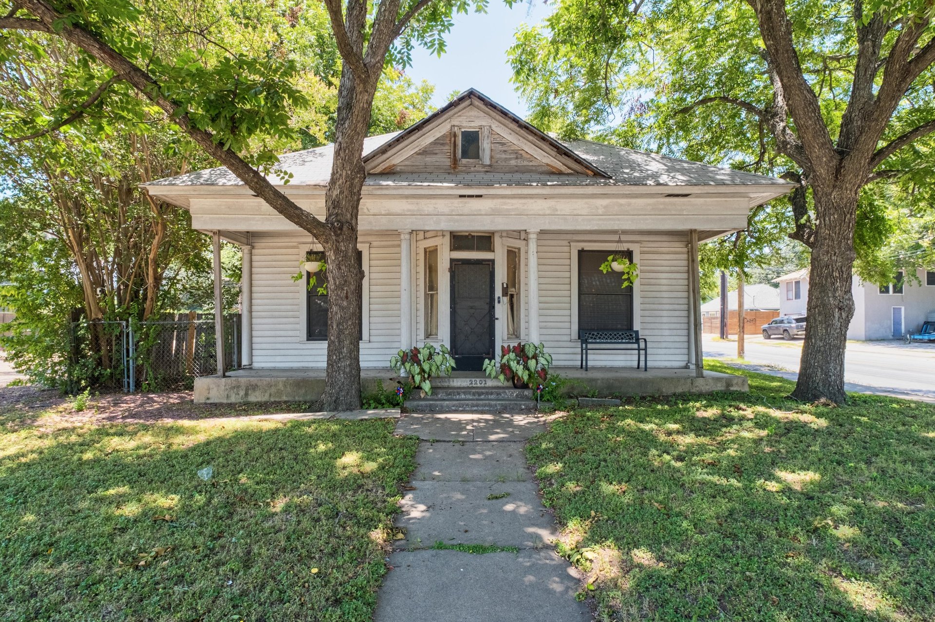 2201 E Cesar Chavez