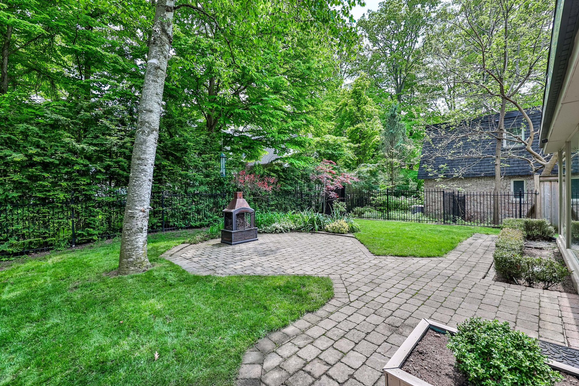 208 Mineola Rd W