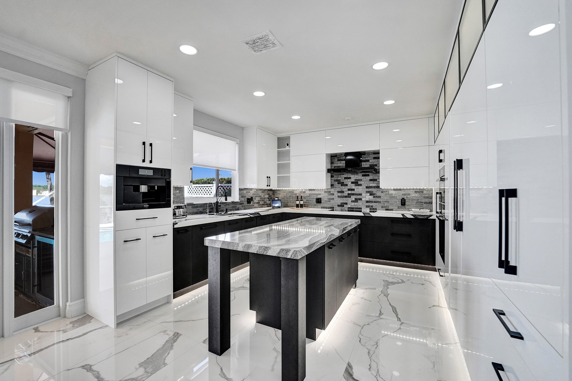 949 Crestview Cir