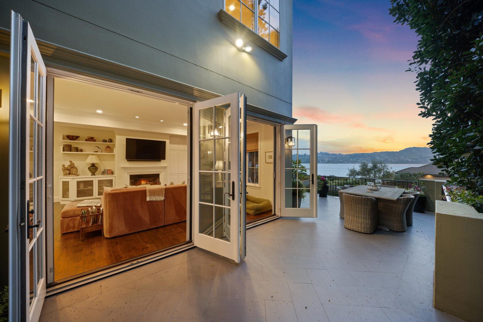 Strawberry Point Retreat with Exceptional Bay Views