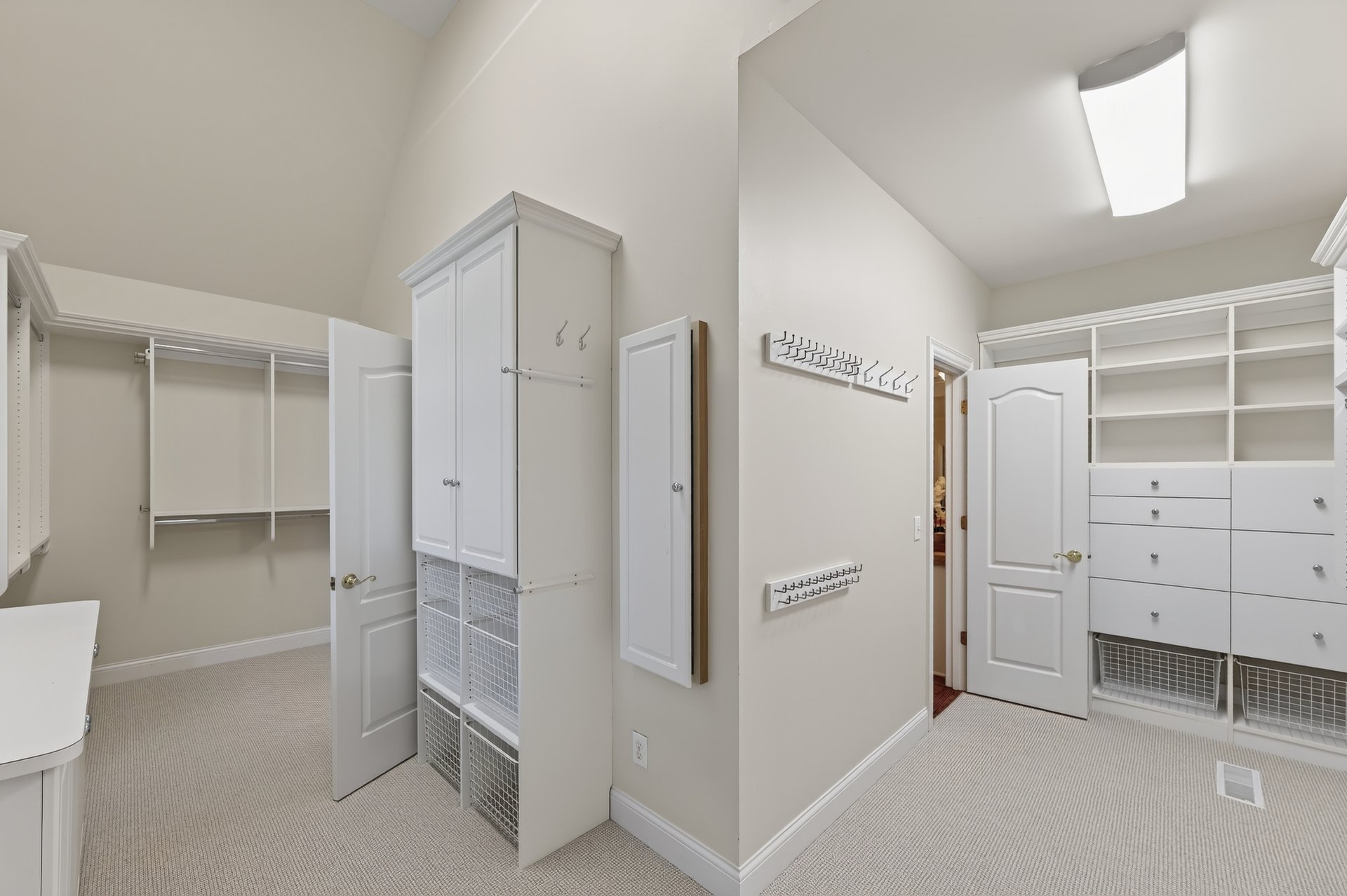 1055 Hedgerose Lane
