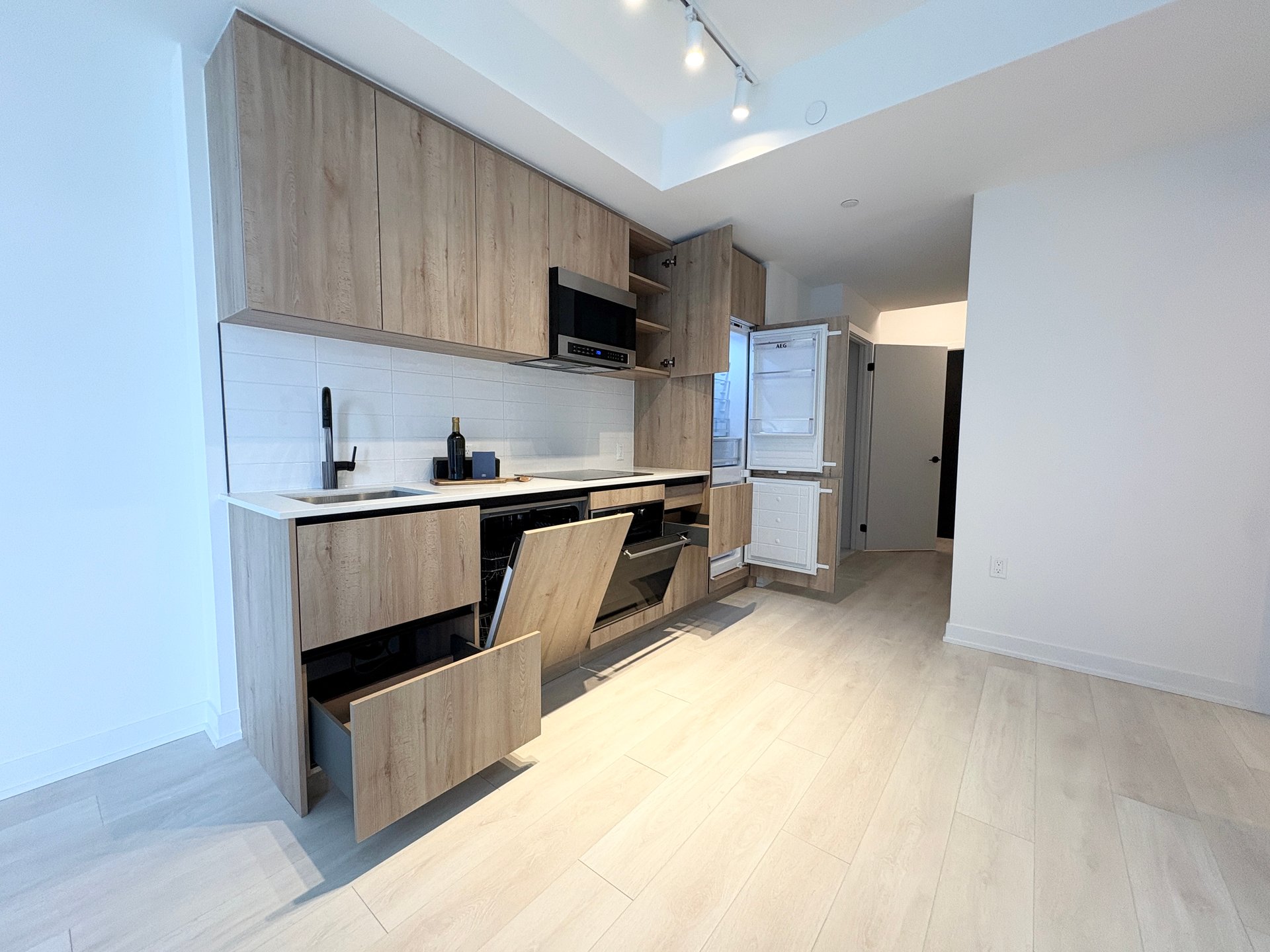 117 Broadway Ave W Unit: 2401