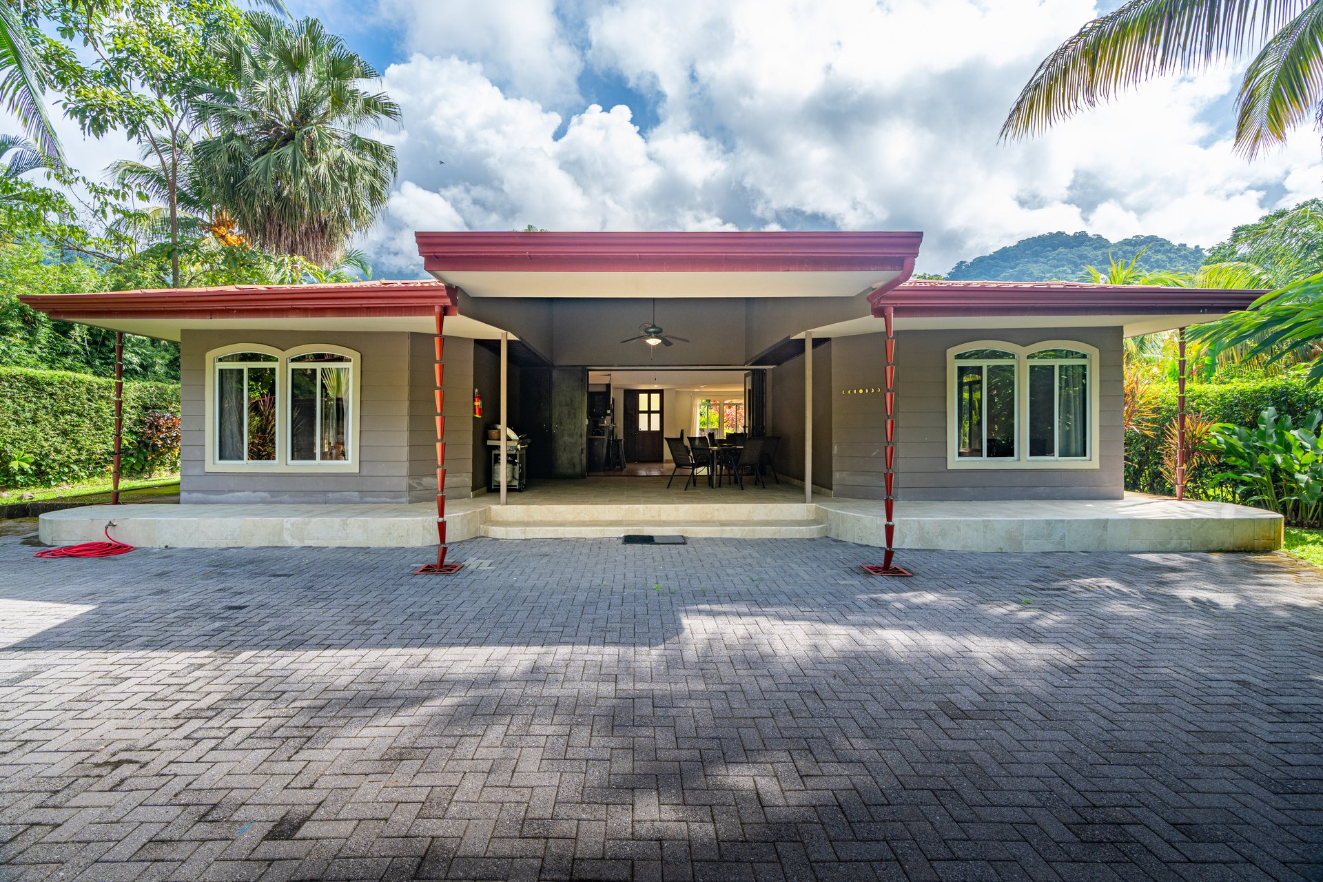 Casa Luna, 3bed /3bath Private Oasis, Convenient Location