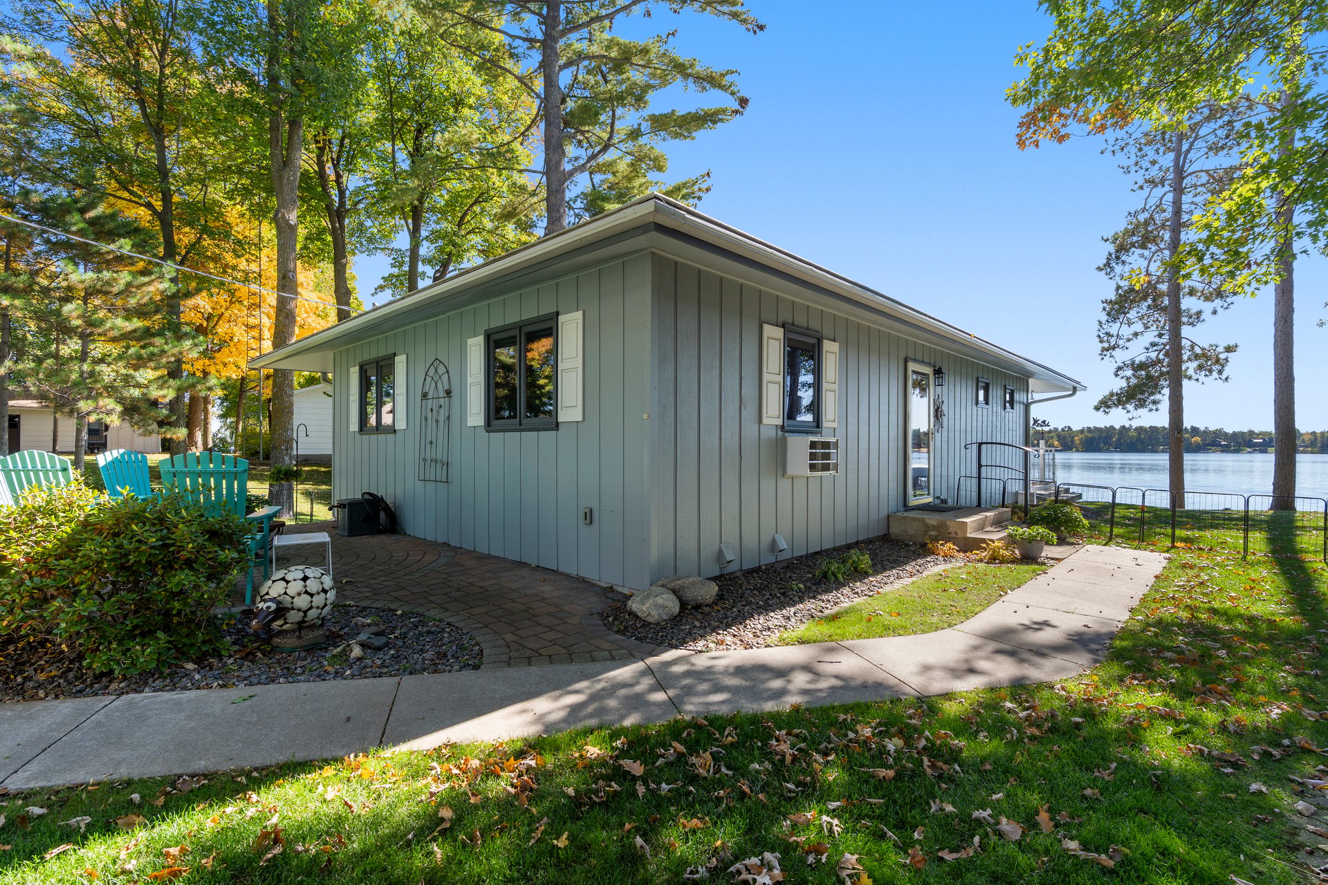 Charming, Southfacing Cabin with Sandy Beach on the Whitefish Chain
