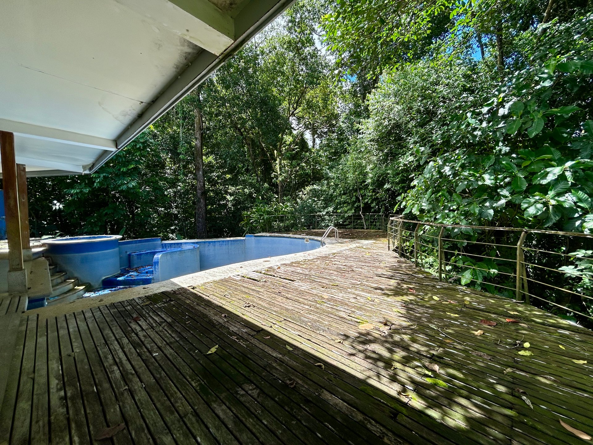 Fixer-Upper Home with an studio Office in Palmar Norte on a 7.58 Acres Property
