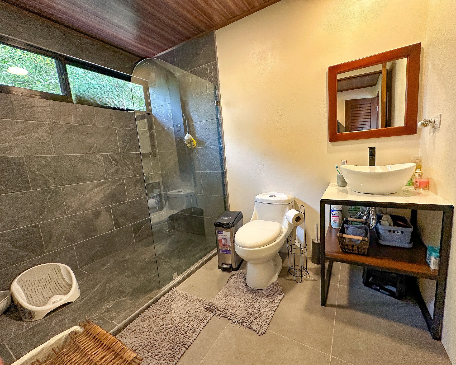 Charming 2-Bedroom Home in the Heart of Ojochal – Privacy, Convenience, and Opportunity Await!