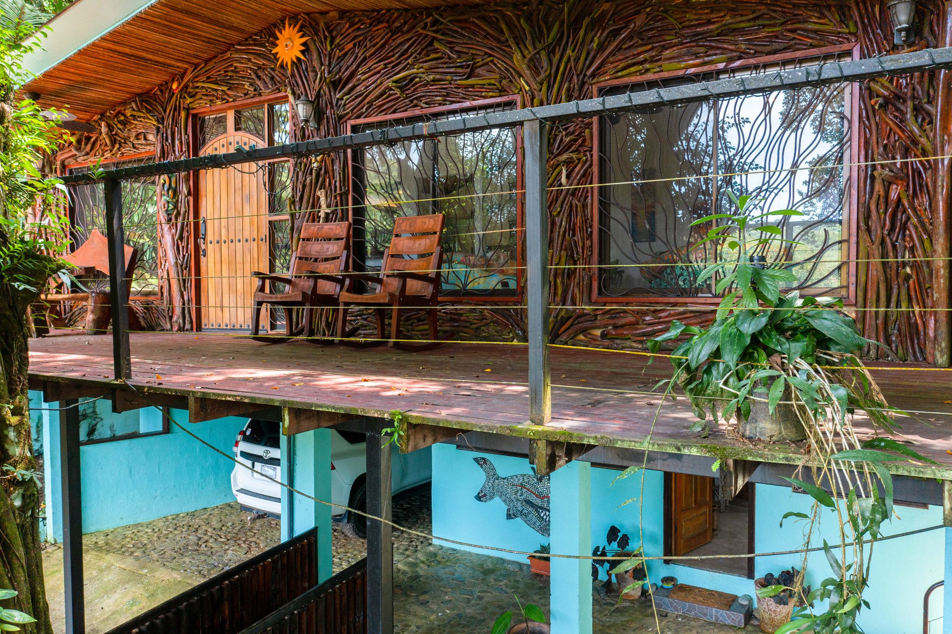 0.15 ACRES – 2 Bedroom Artistic River Home In The Rainforest!!!