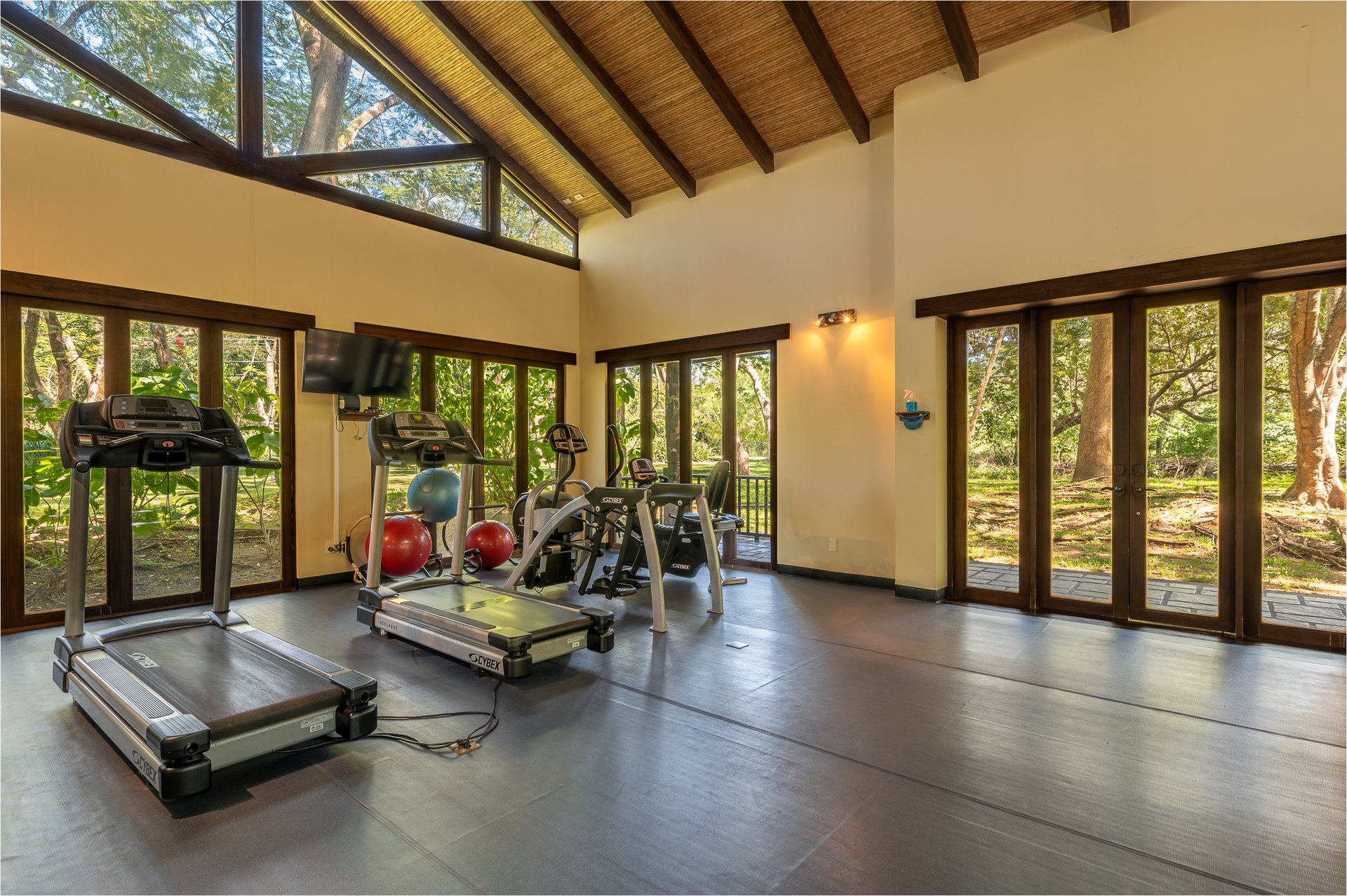 Malinches 27 A/B | Turnkey 6-Bedroom Duplex Investment in Hacienda Pinilla