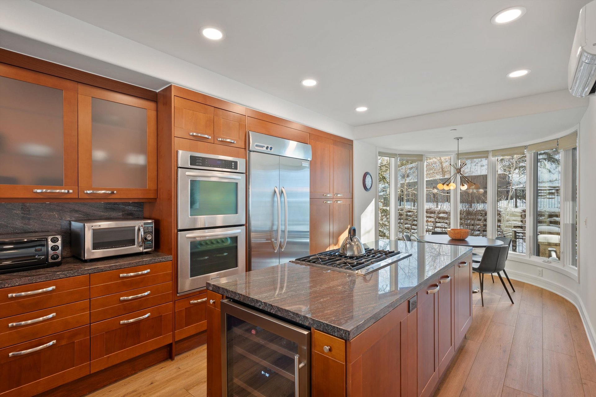 Ski-In/Ski-Out Luxury: Deerbrook Townhome