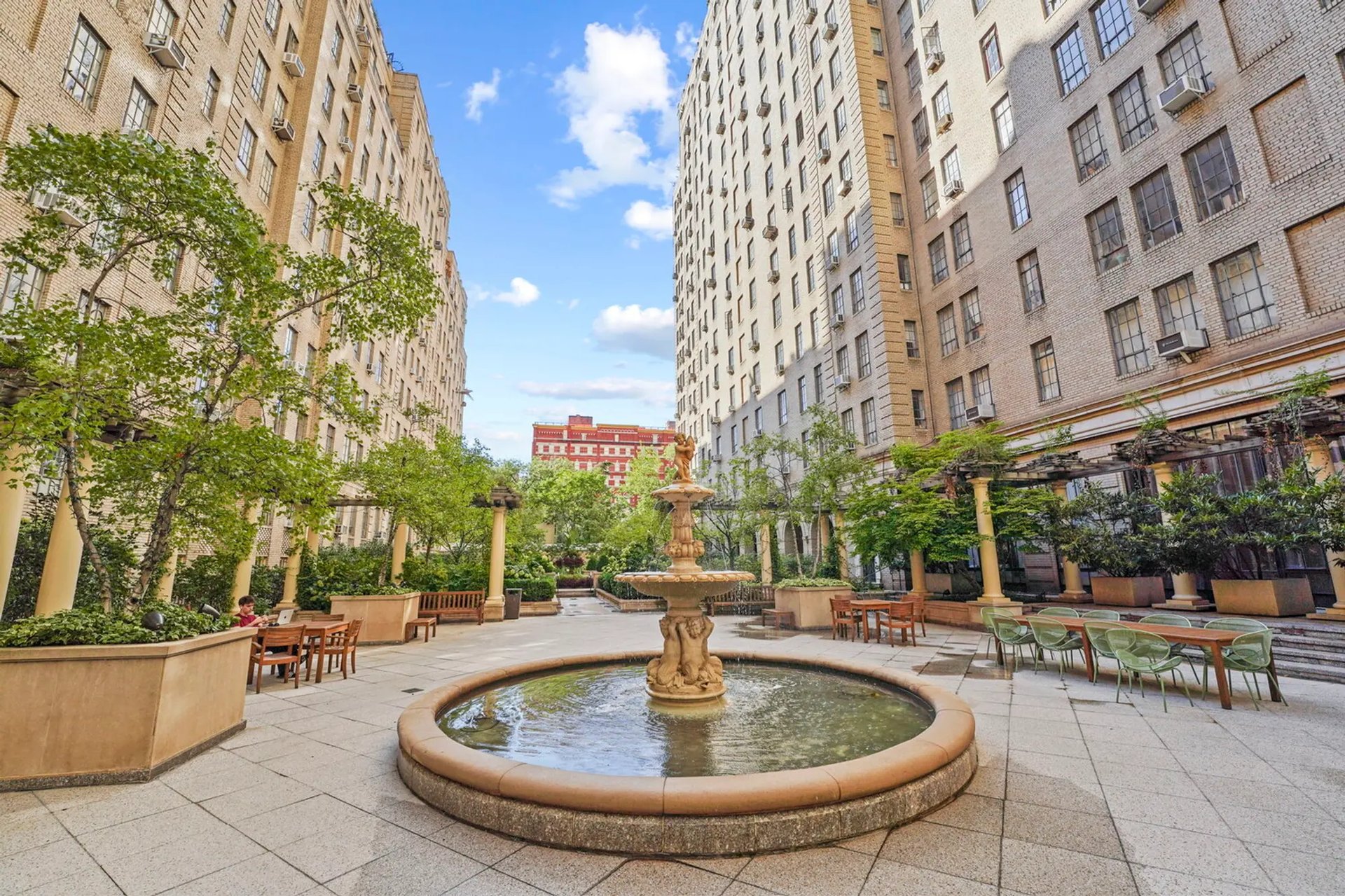 333 W 56th St Apt 2L