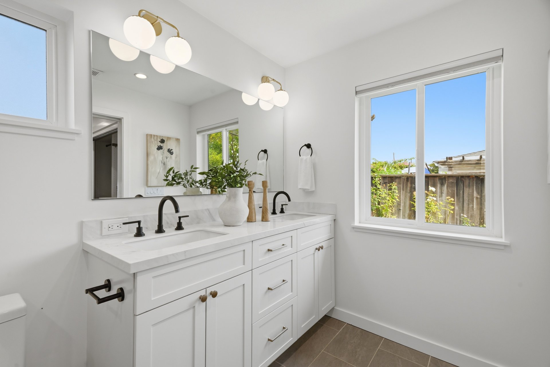 2133 Santa Cruz AVE