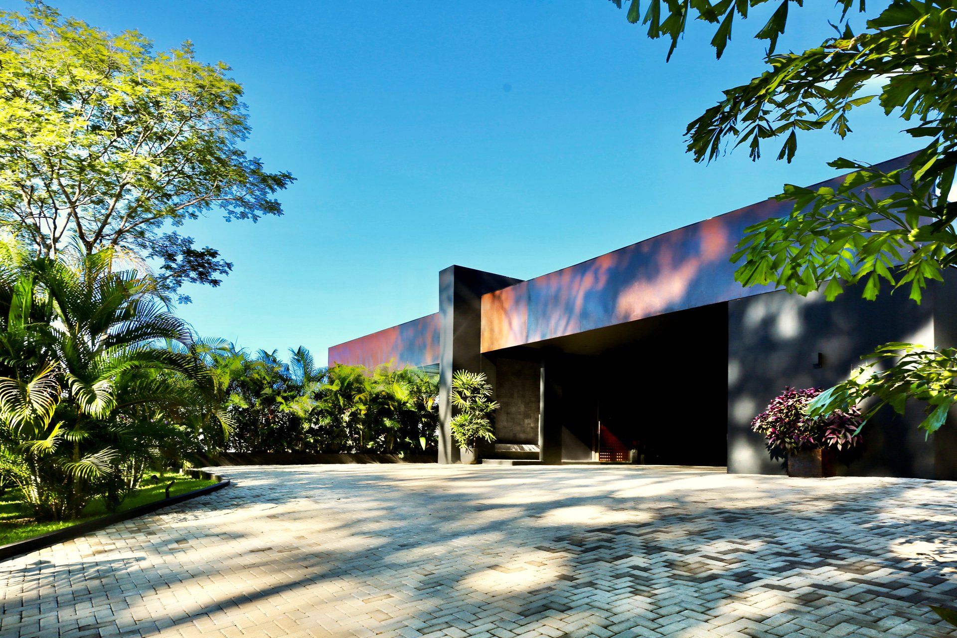 Uvita Black House