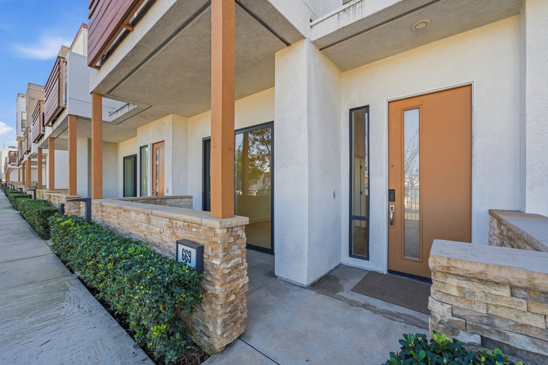 669 W 17th