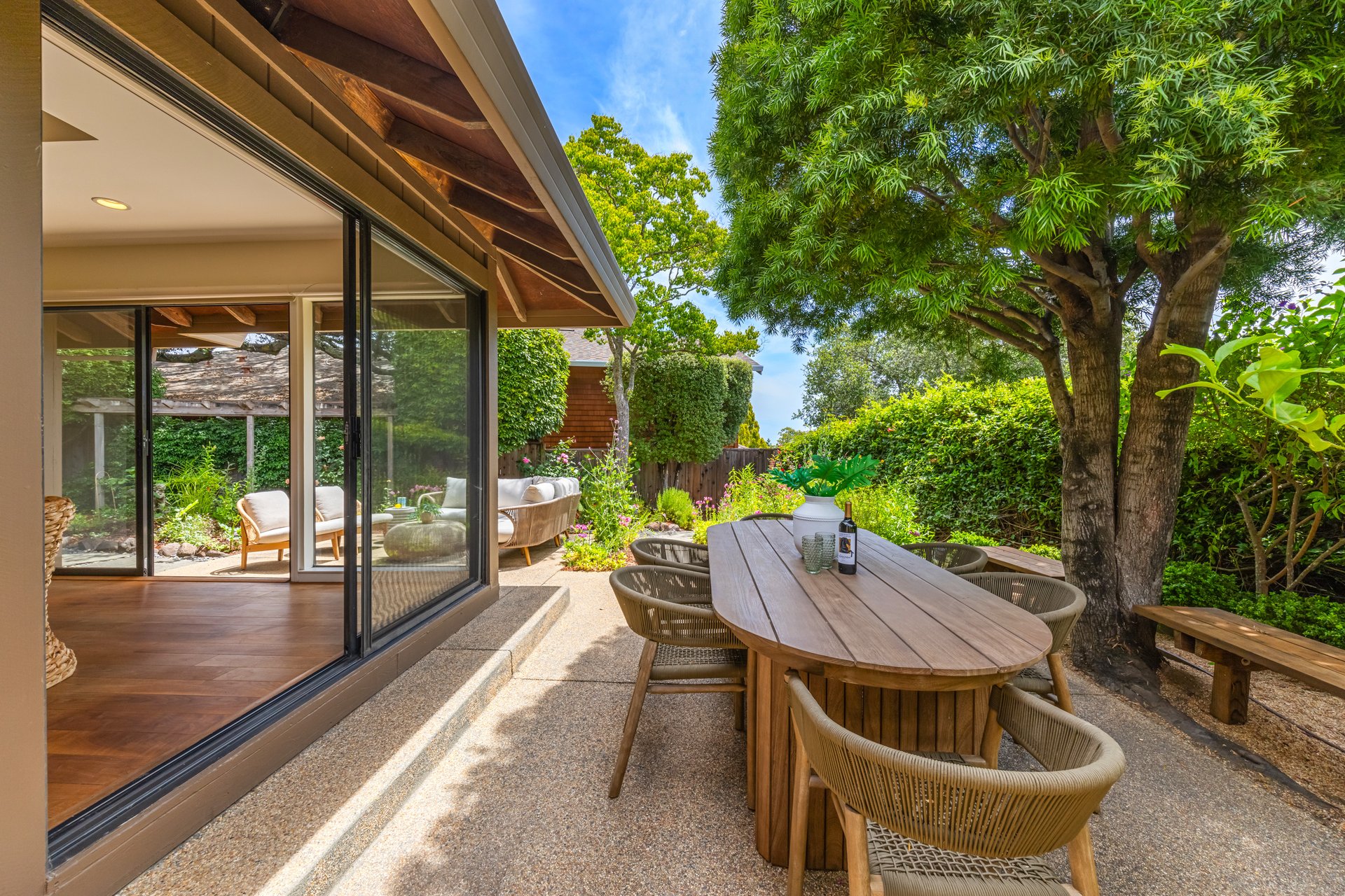 Inviting and Updated - Picturesque Grounds