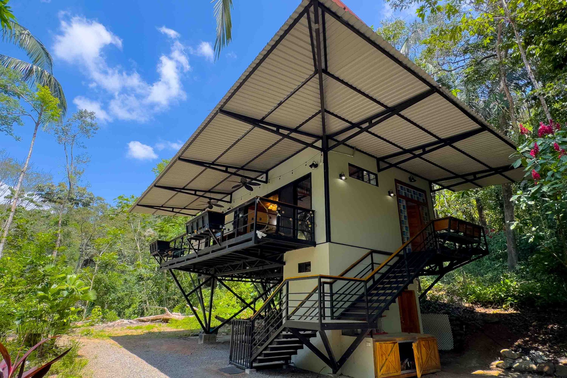 Tropical 3-bedroom home in gated community Manuel Antonio, Perfect rental!