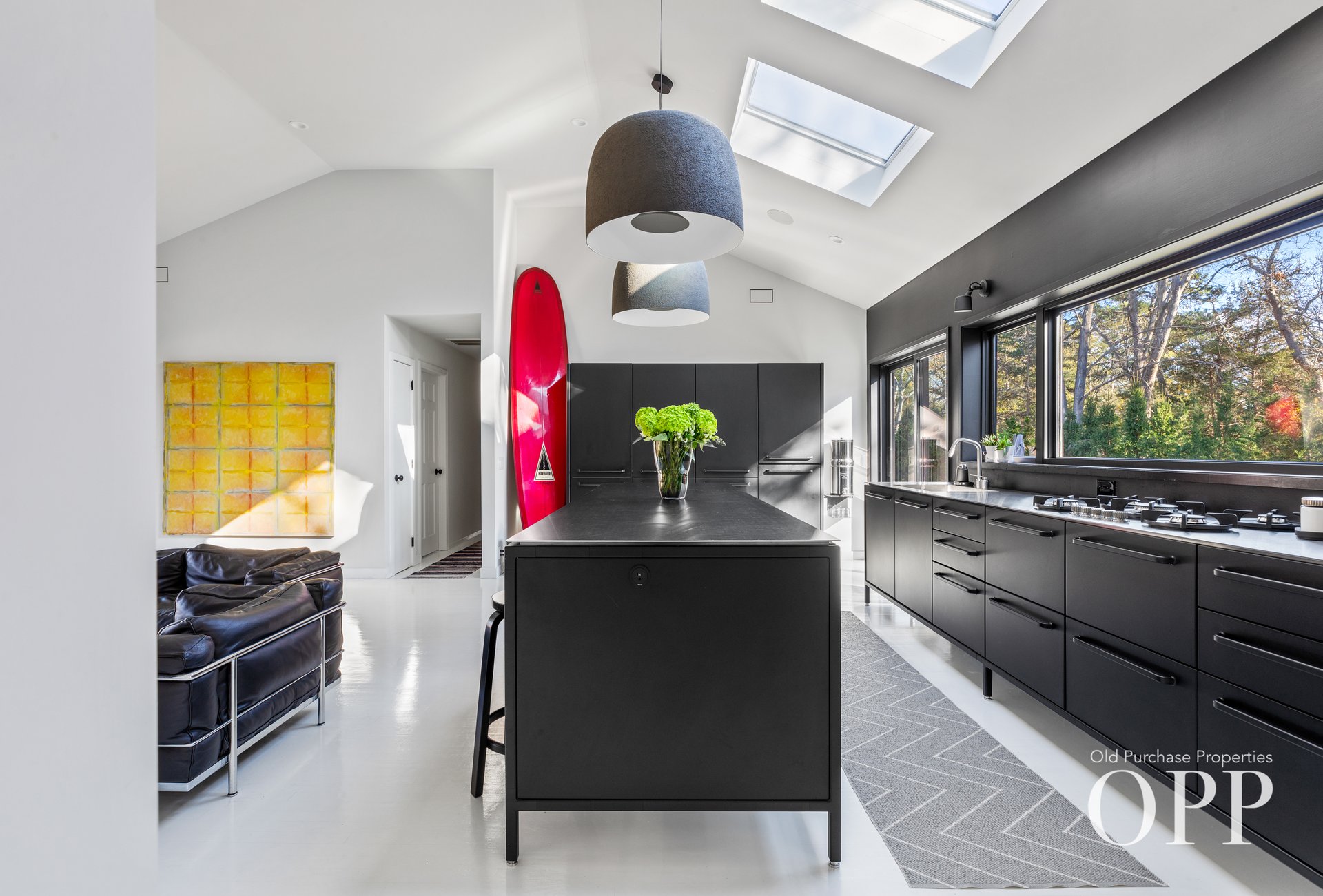 A SUNLIT RETREAT IN PICTURESQUE LOCATION