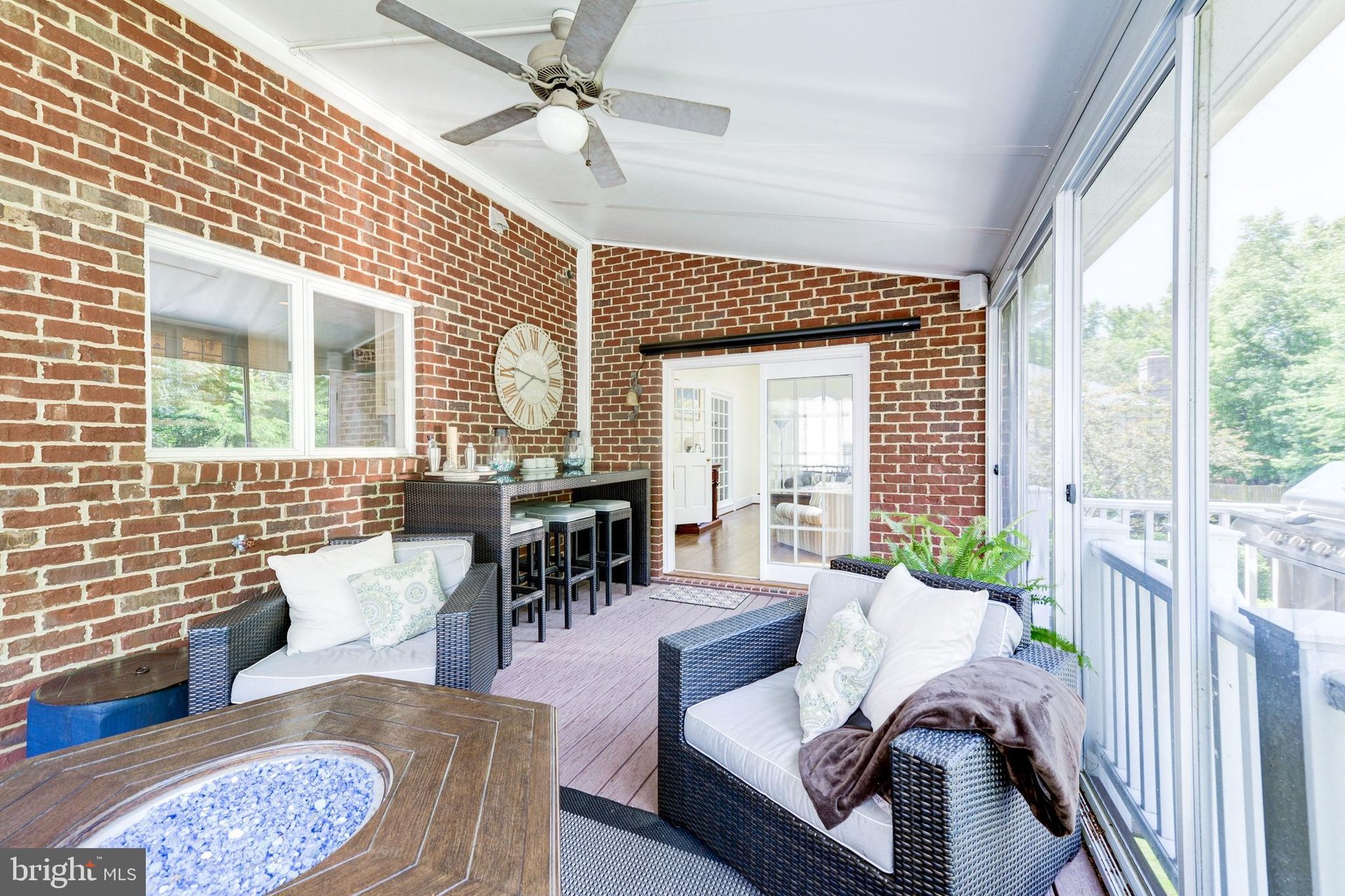 9496 Lynnhall Pl