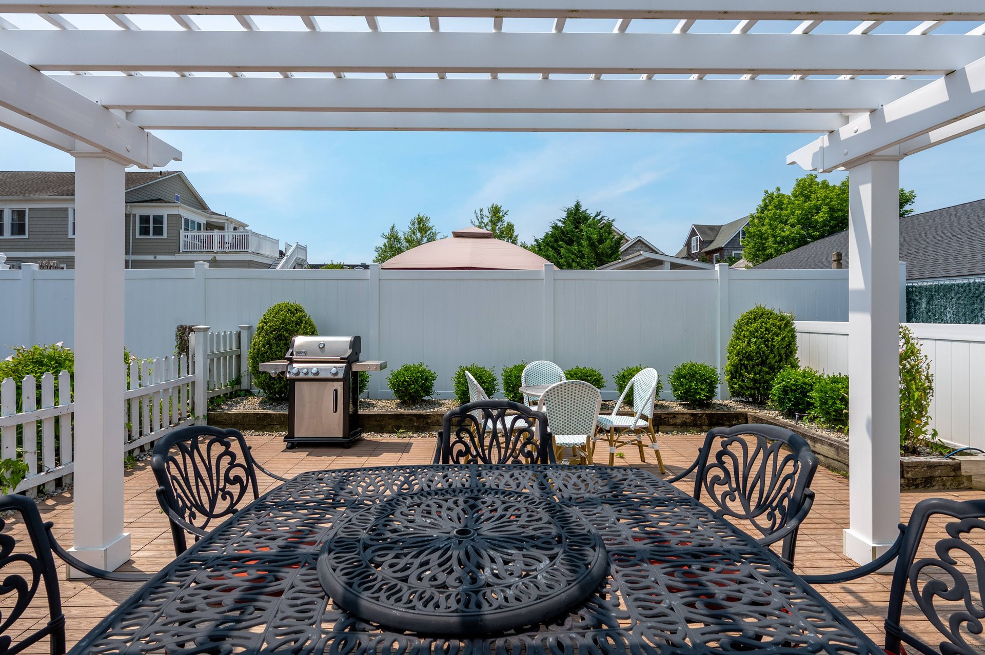 Beautiful Well Design on the First Floor With Outside Deck