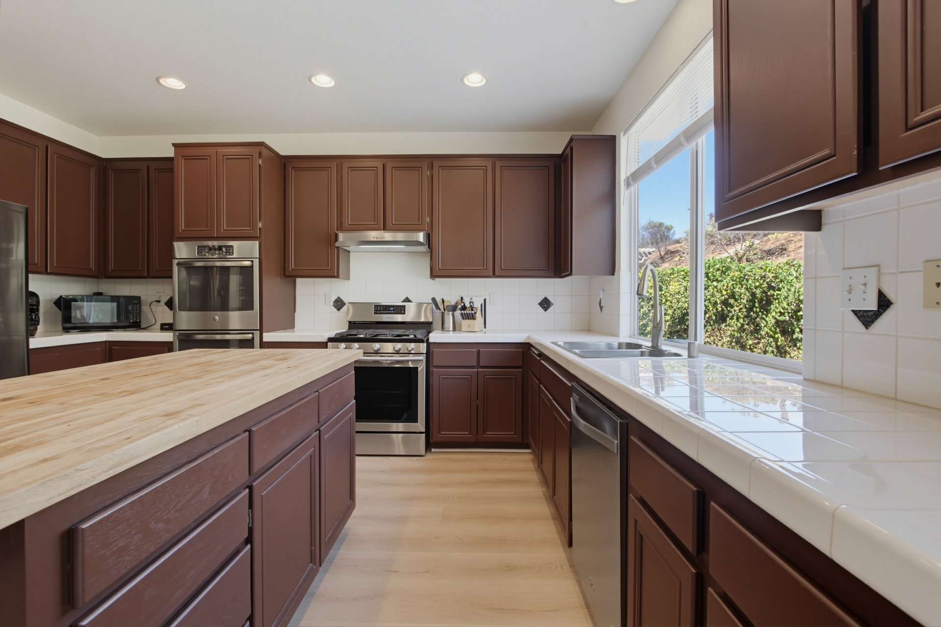 3350 Avocado Vista Ln
