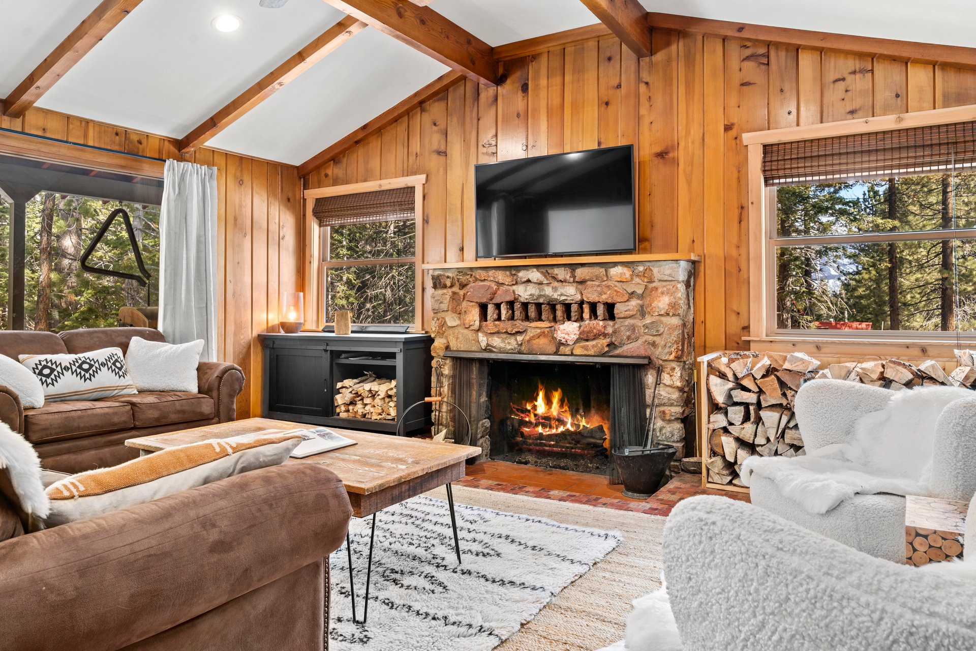 Private Cabin with hot tub, walk to village