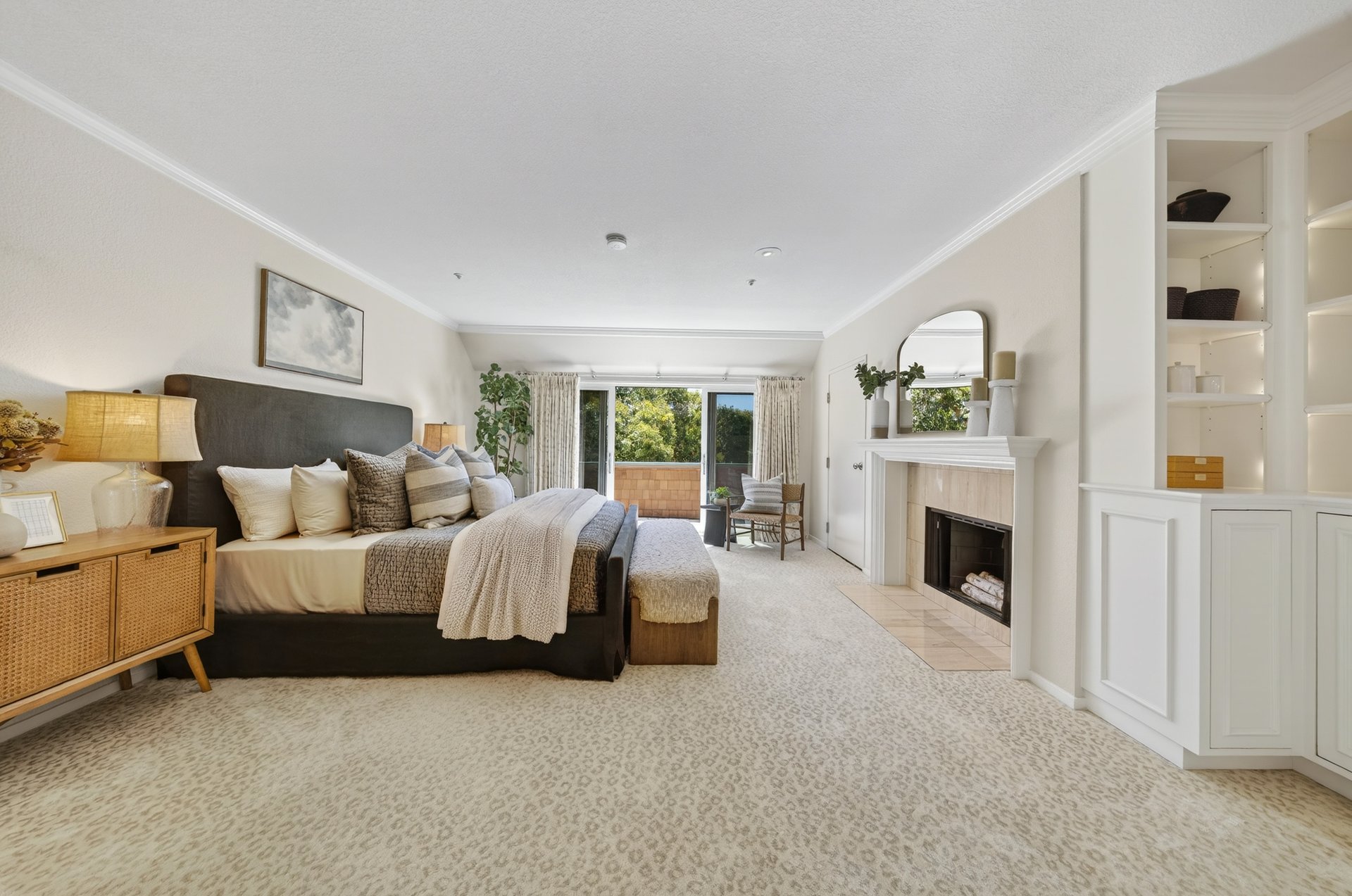 Luxurious End Unit in Point Tiburon