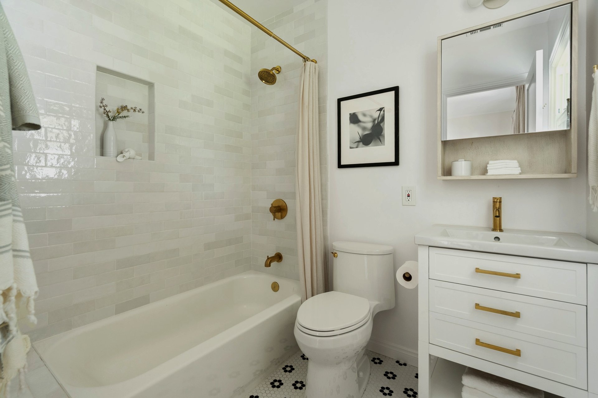 Re-imagined Quaint Country English with Guest House and Grand Rear Yard!