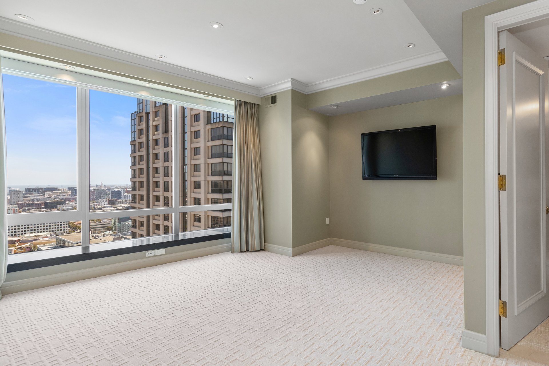 Glass-Walls and Panoramic Views