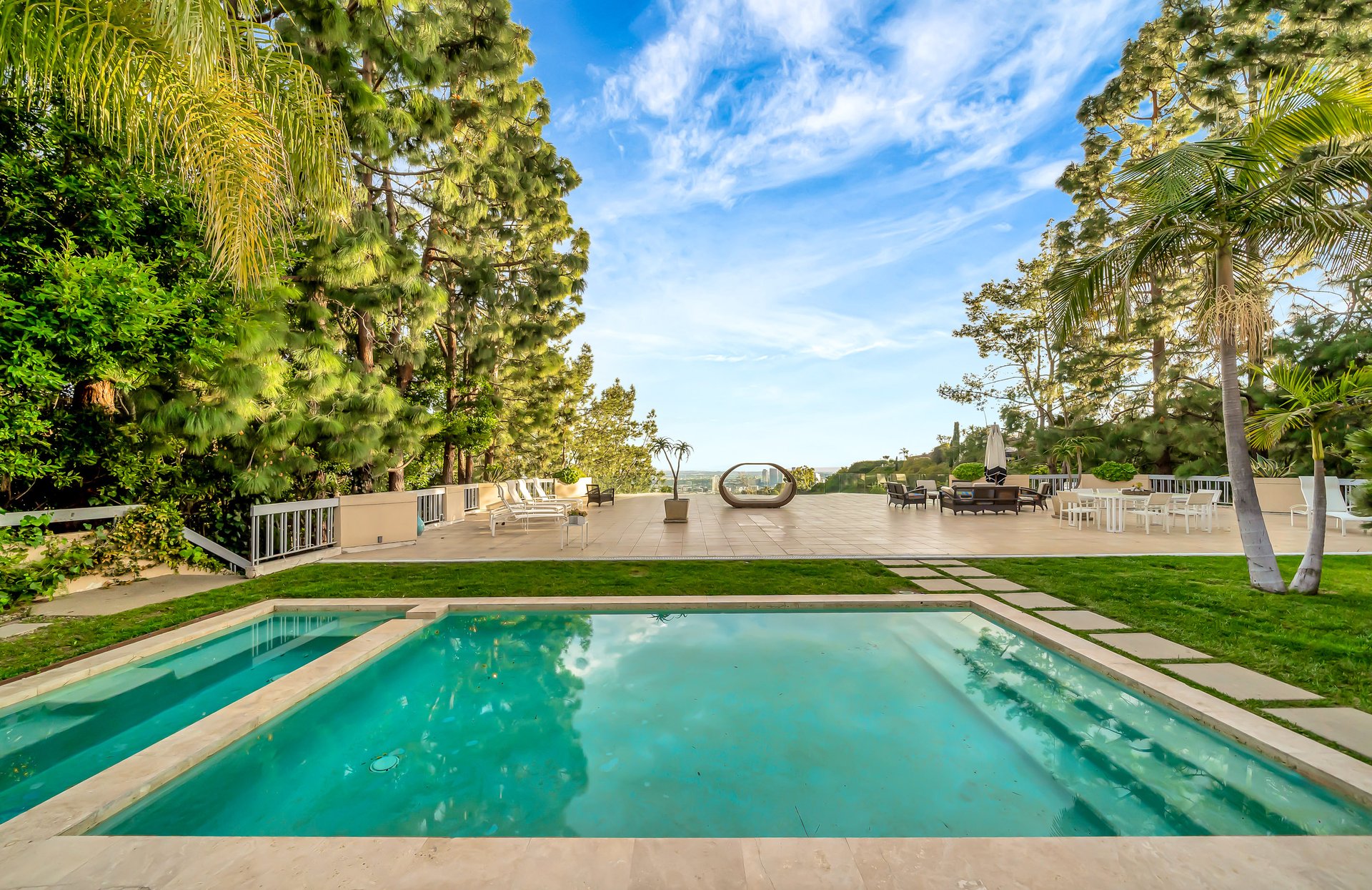 Trousdale Hideaway 🛰️