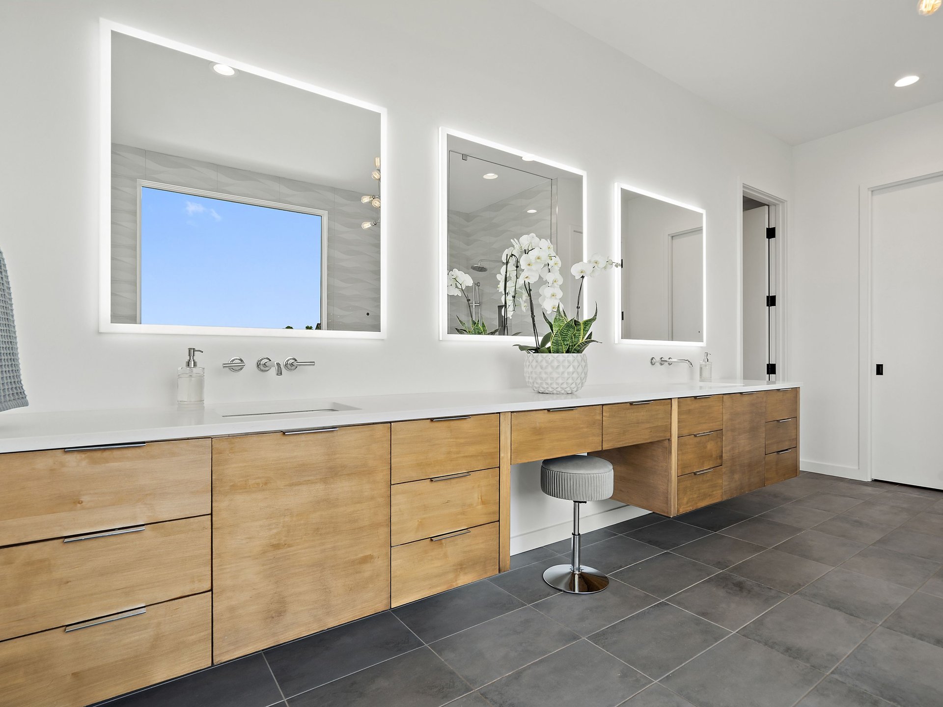 Refined Modern with Panoramic Views