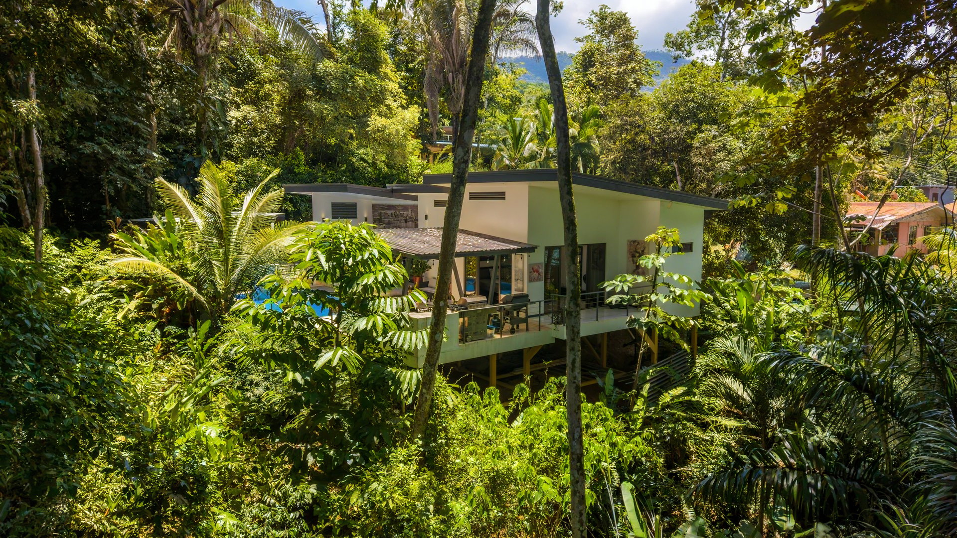 Charming 2 Bedroom Home + Studio located in heart of Uvita 