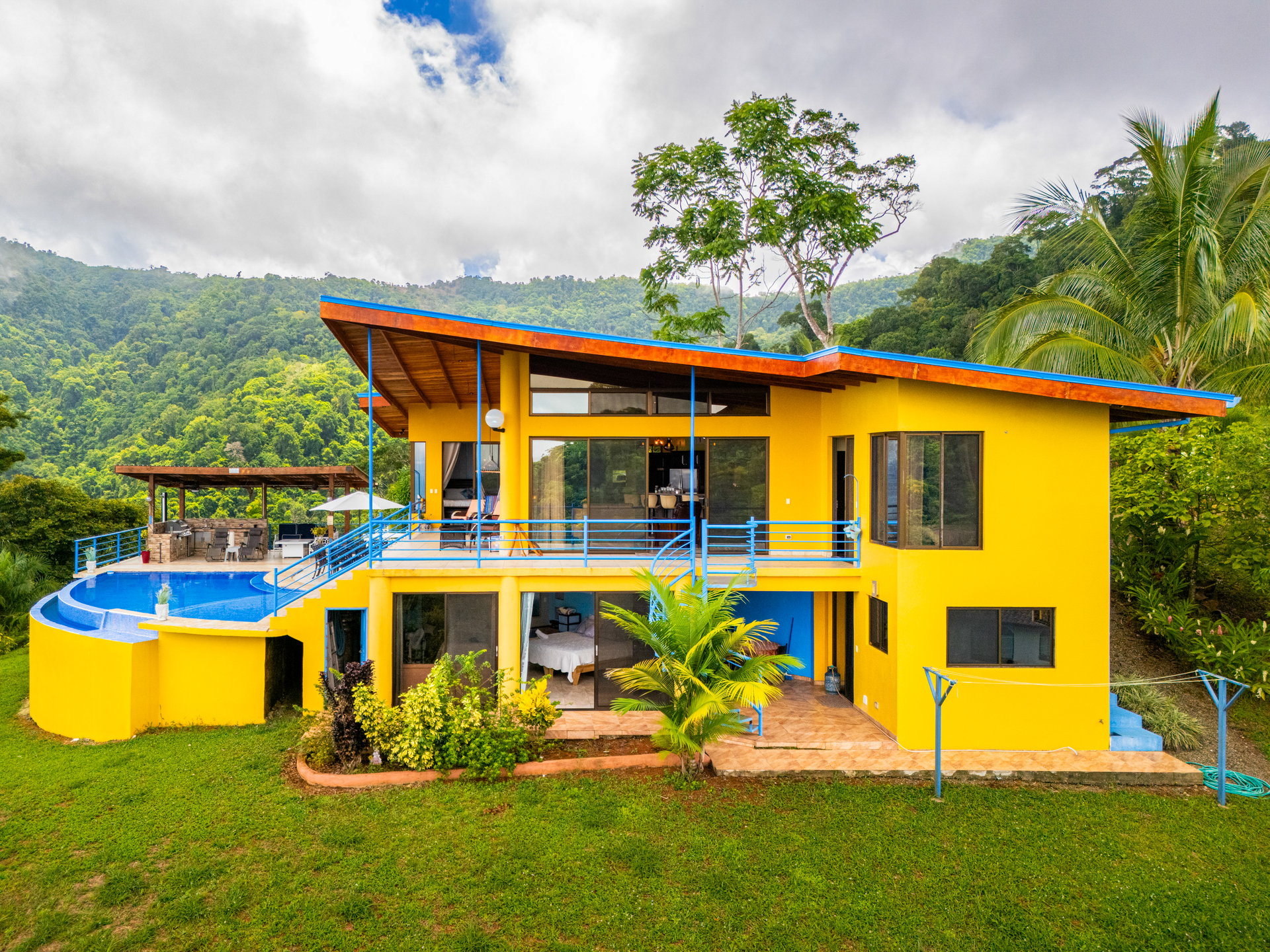 Luxury 4-Bed Villa with Ocean Views & Infinity Pool in Ojochal