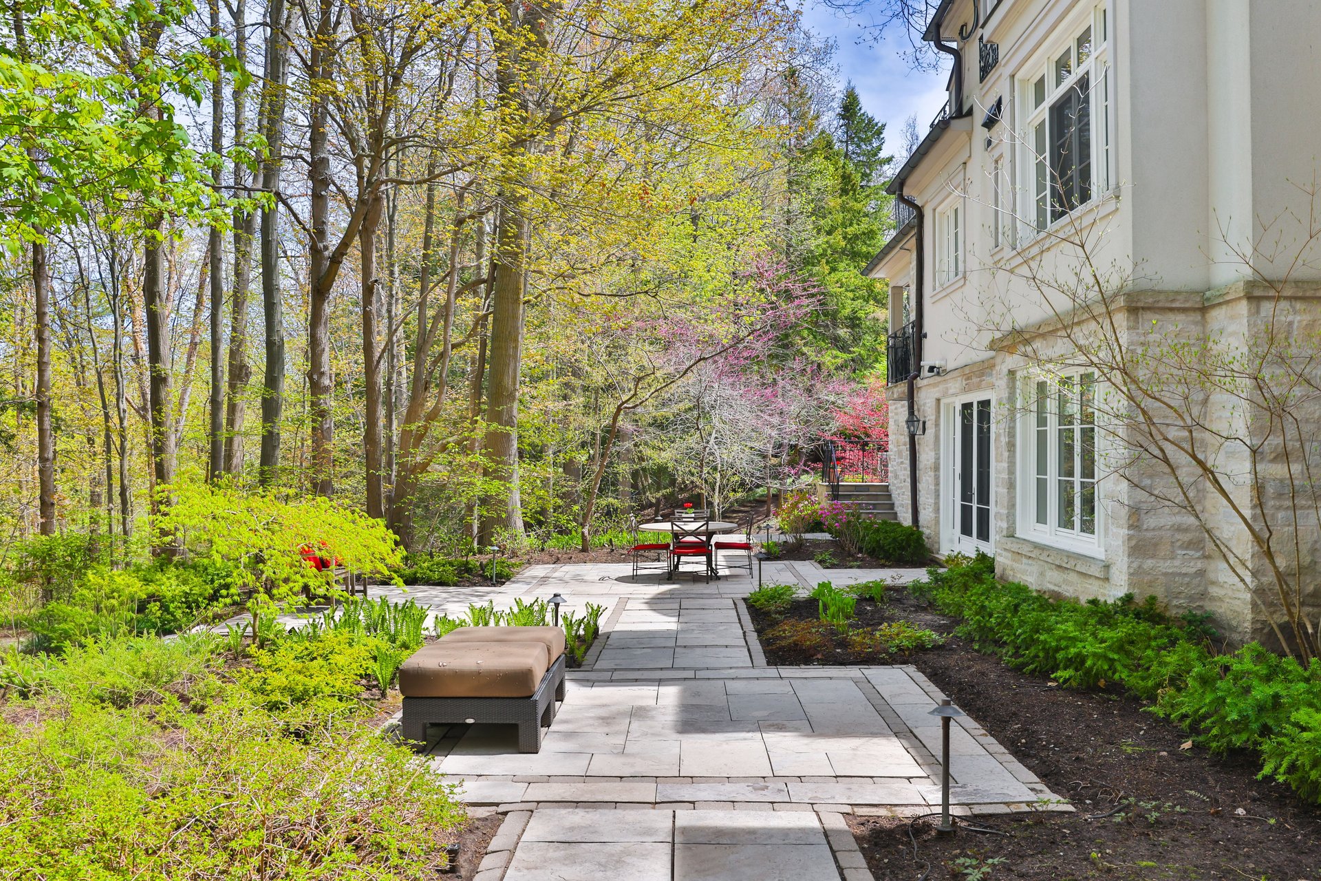 1093 Algonquin Dr