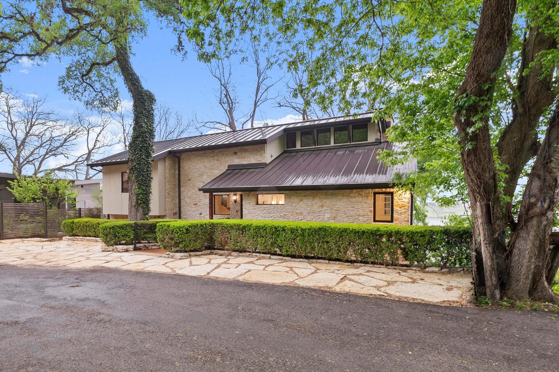 1606 Ski Slope Drive