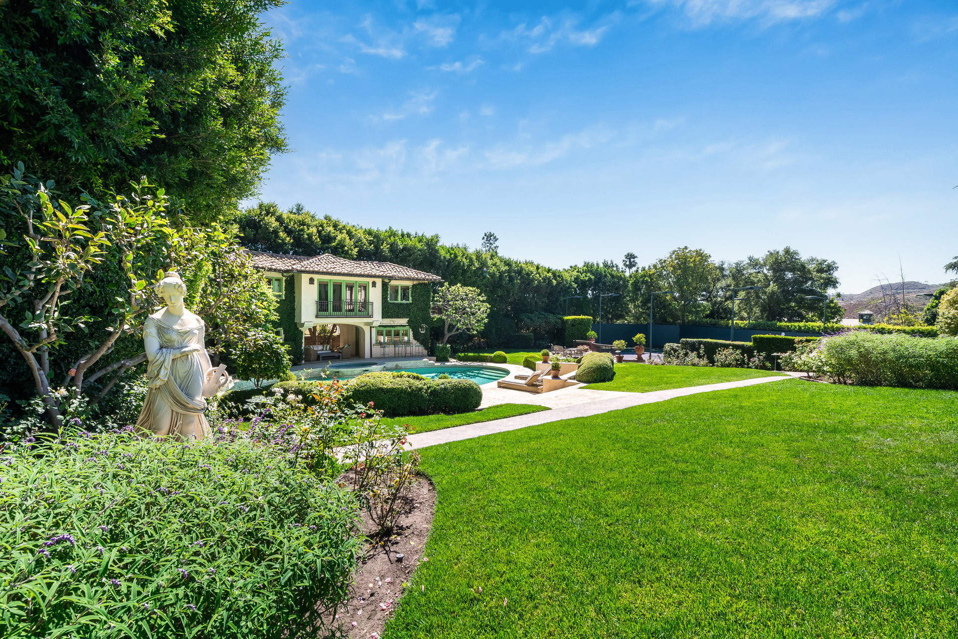 1550 Amalfi DR
