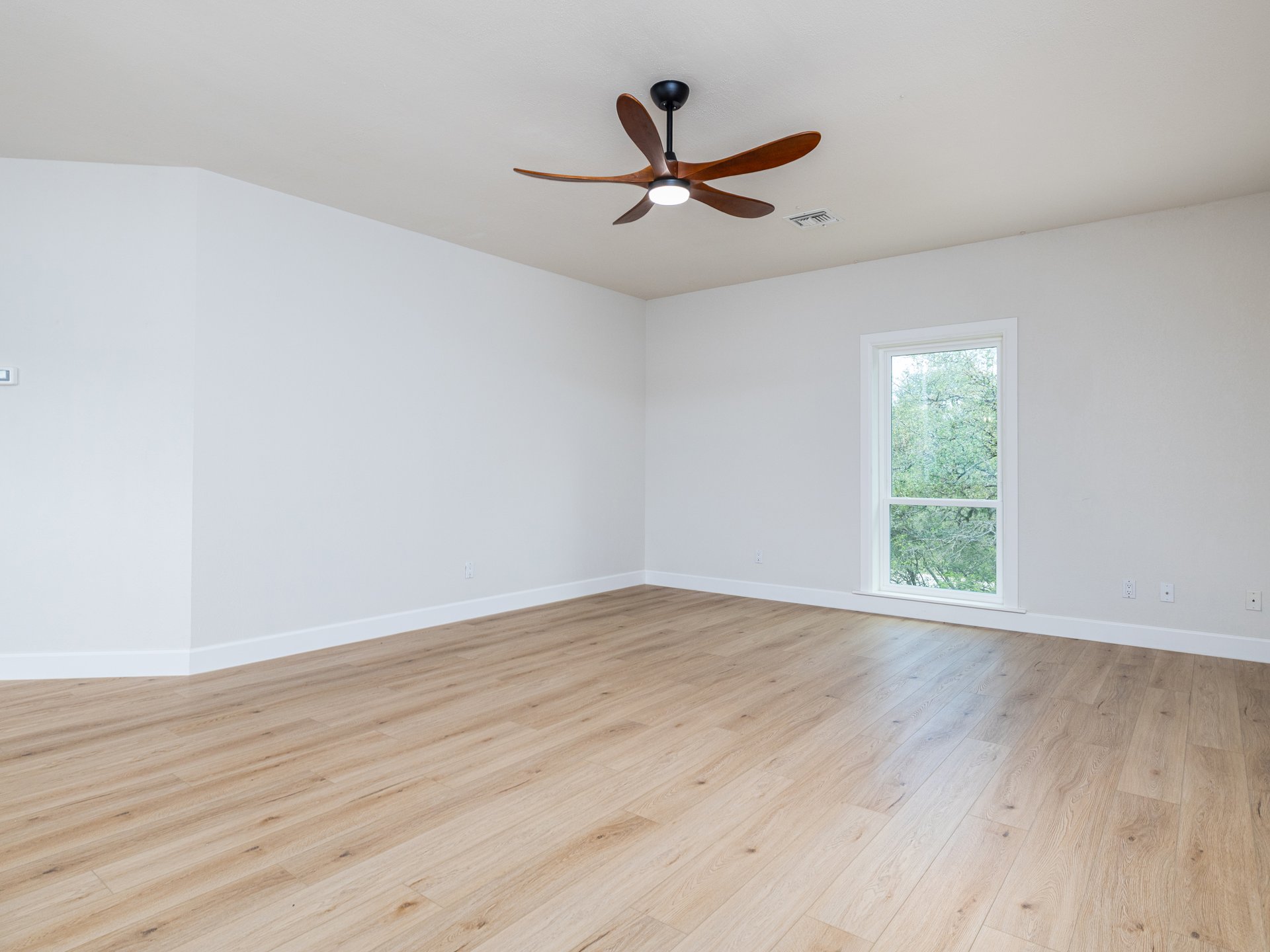 Designer-Renovated 6BR Estate Including Private Guest Apartment on 1.48 Acres