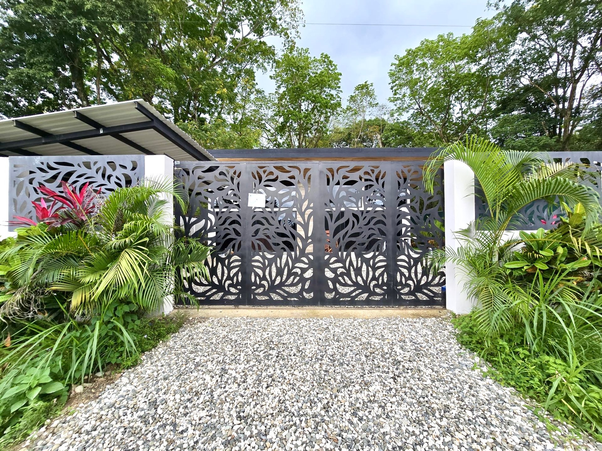 Tropical Modern Villa in Uvita – 3BR Retreat with Large Pool Near the Beach