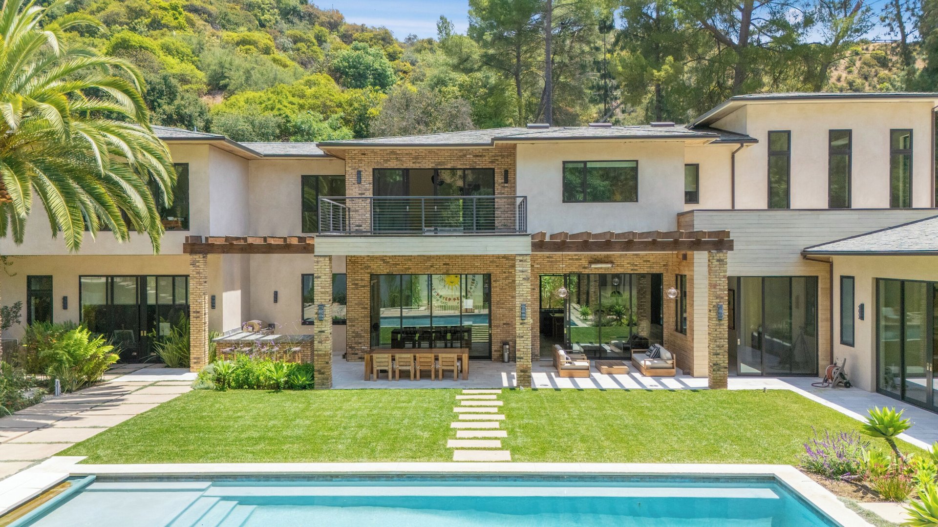 Bowmont Dr, 90210