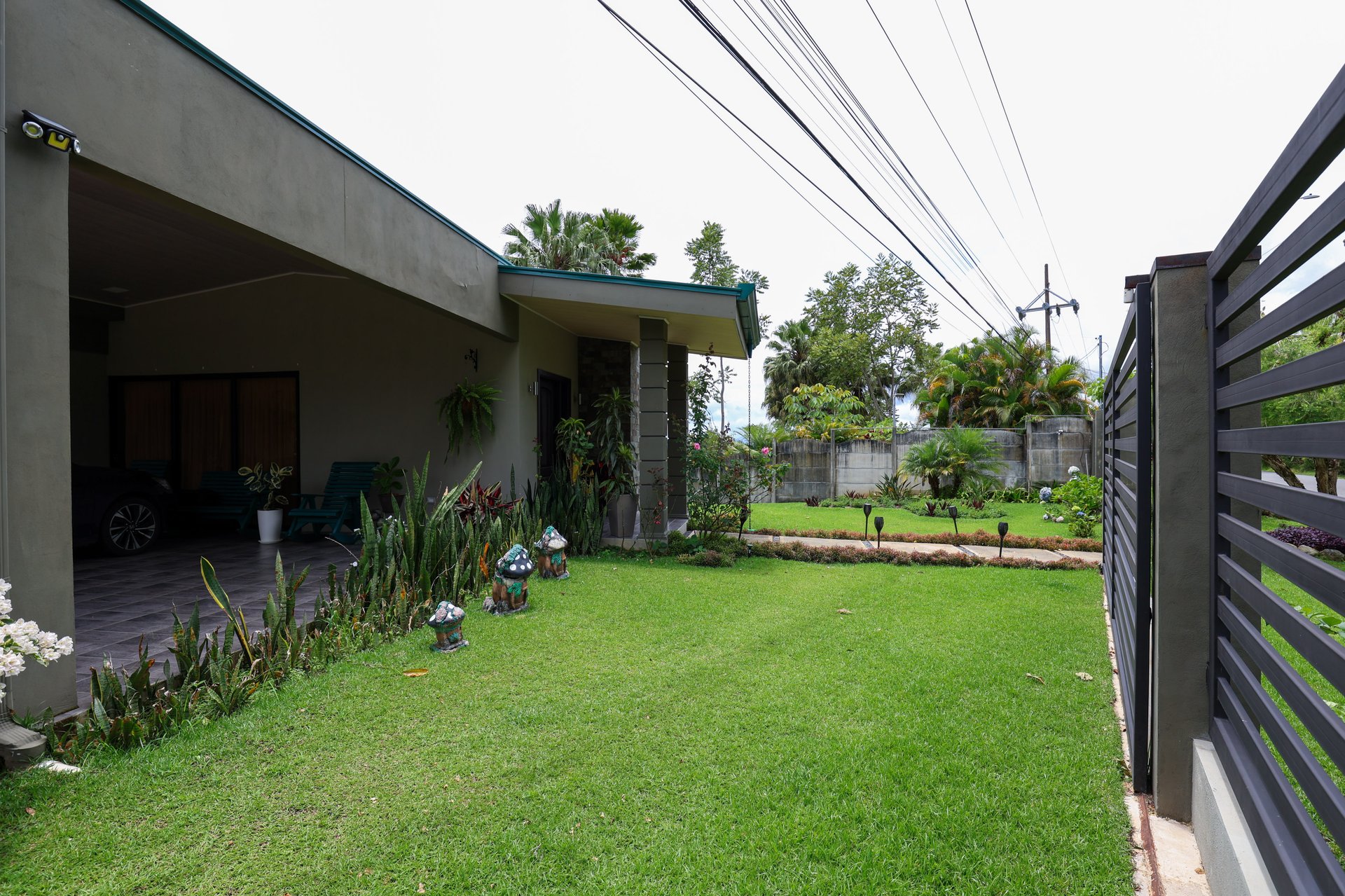 5-BEDROOM CHIRRIPO MOUNTAIN VIEW HOME WITH EASY ACCESS, PREMIUM FINISHES, FRUIT TREES AND LANSCAPED – 0.22 ACRES