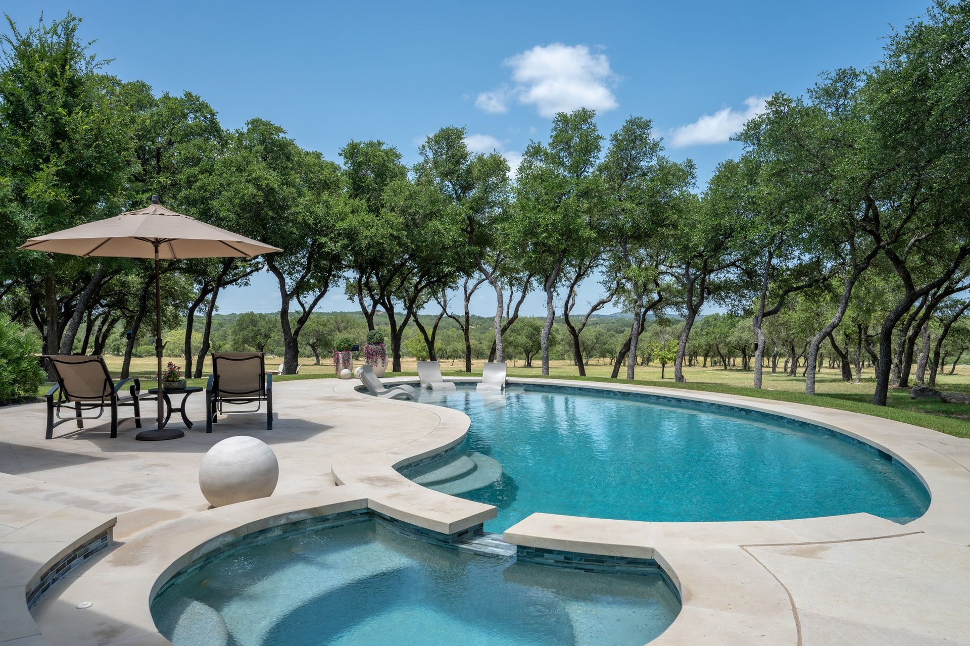 900 Rivercliff Drive