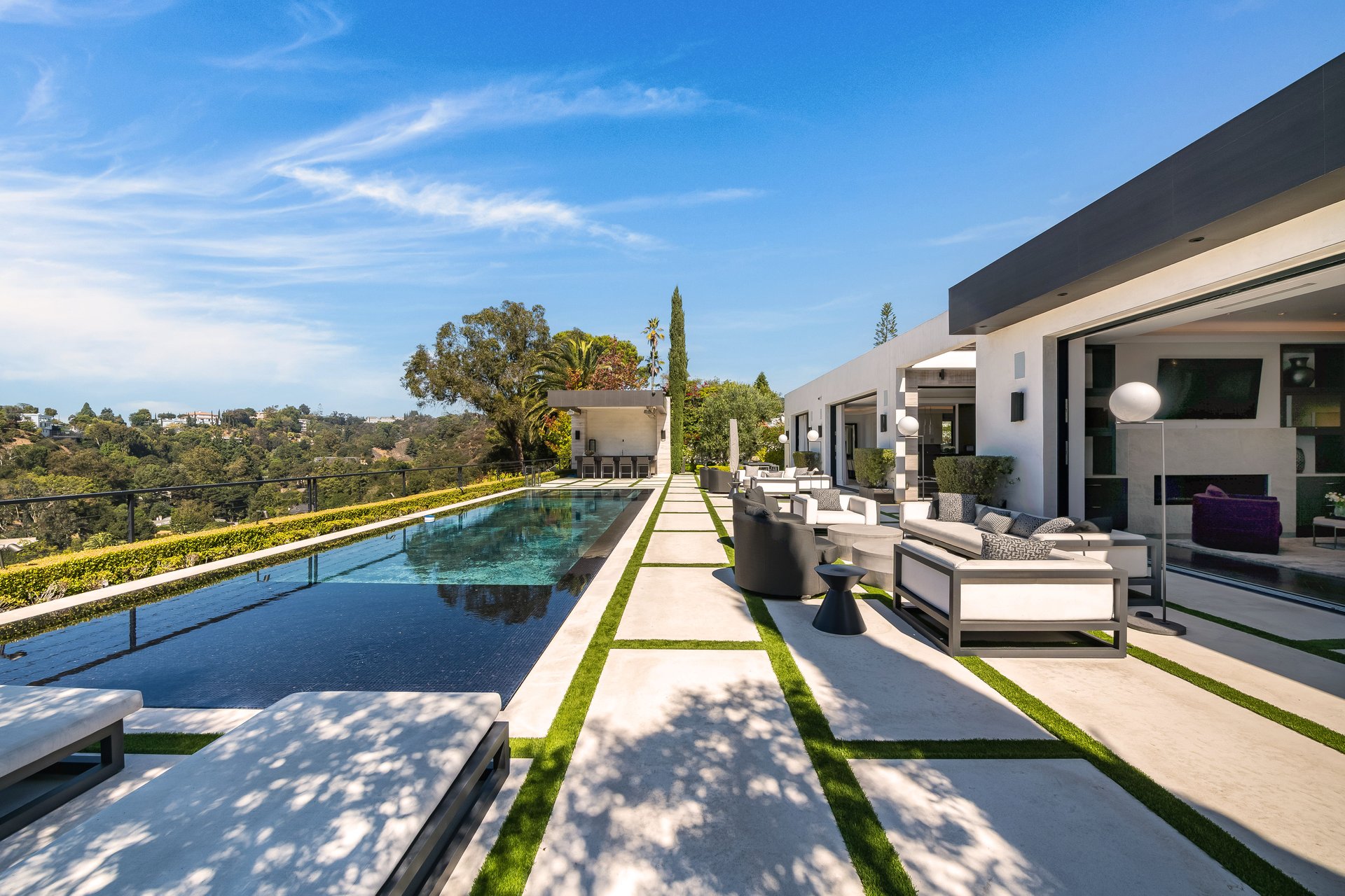565 Evelyn Pl