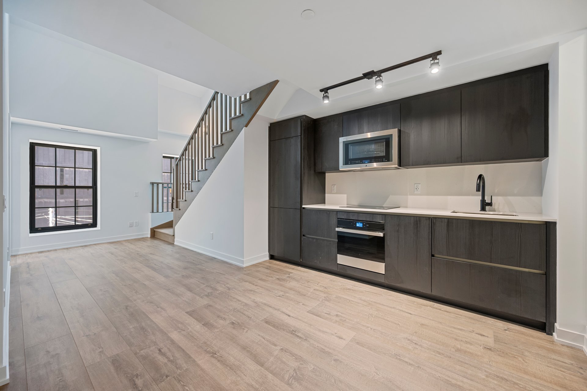 327 King Street W 307