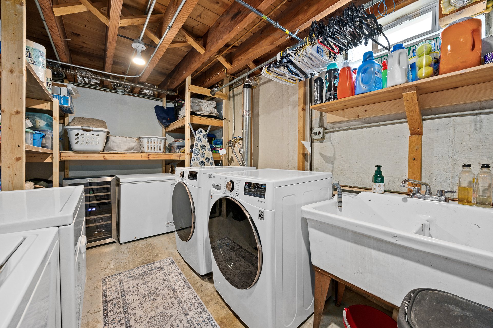 937 Robinhood Ln