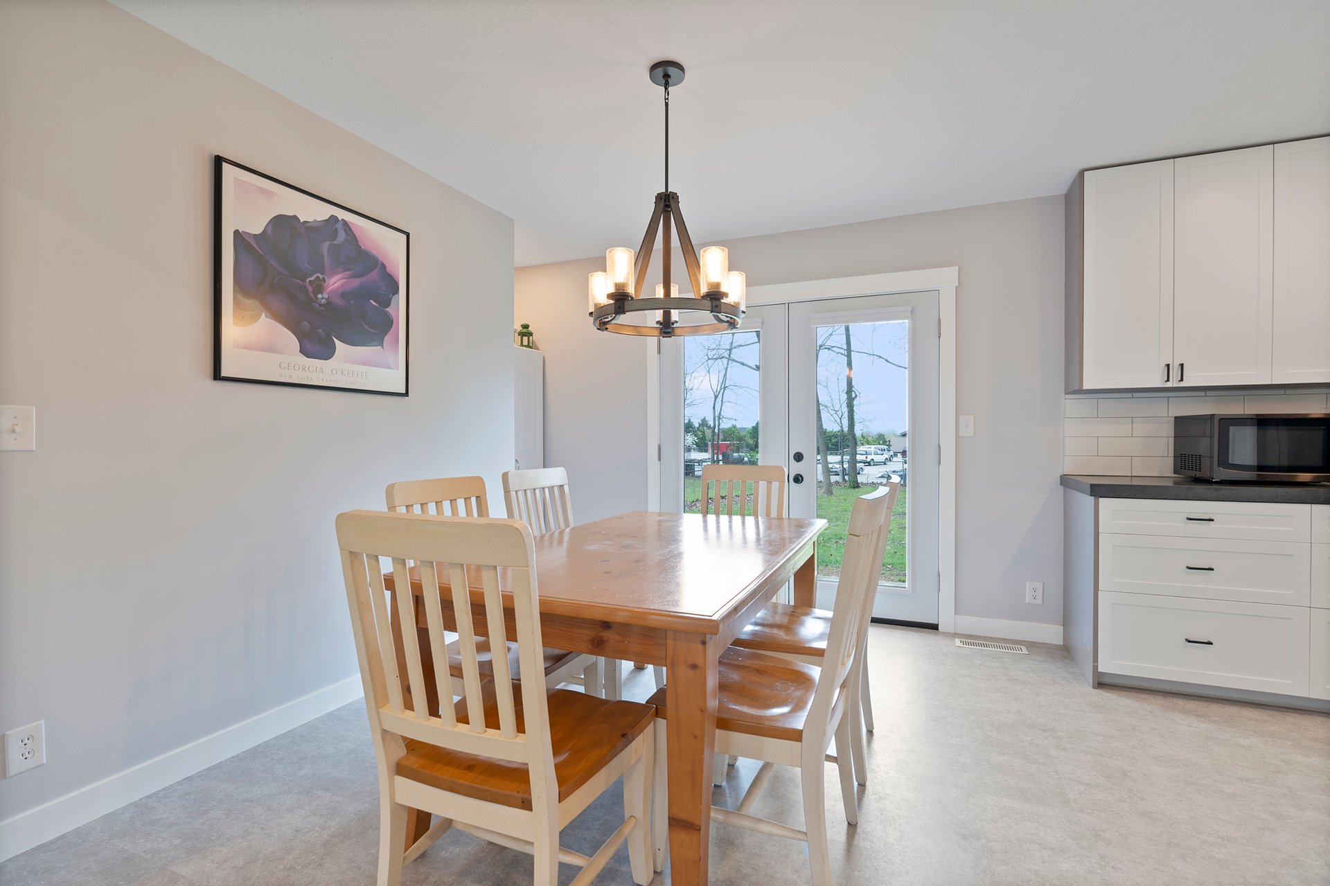 MODERN FURNISHED HOME - NEAR UAH!