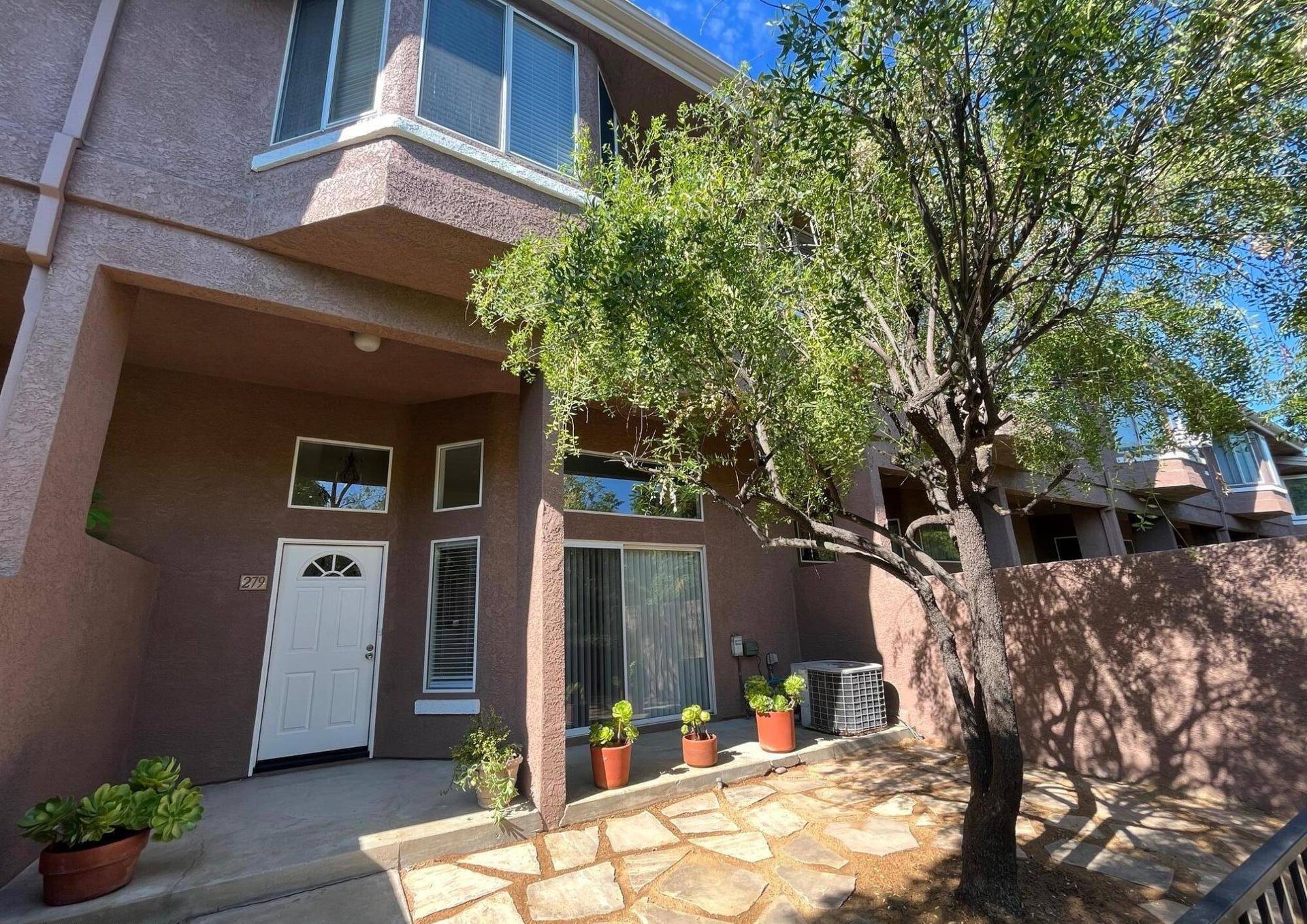 279 N Skyline Dr