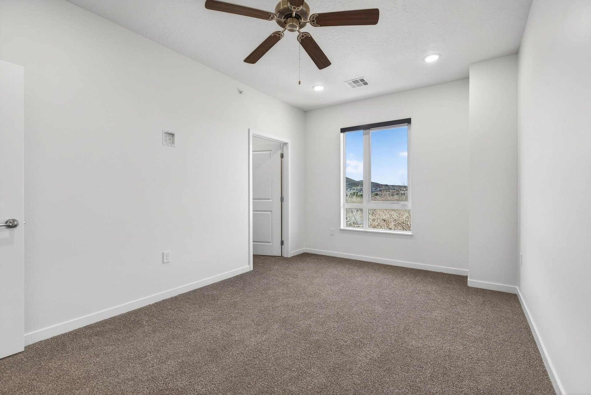 983 W State St B-303