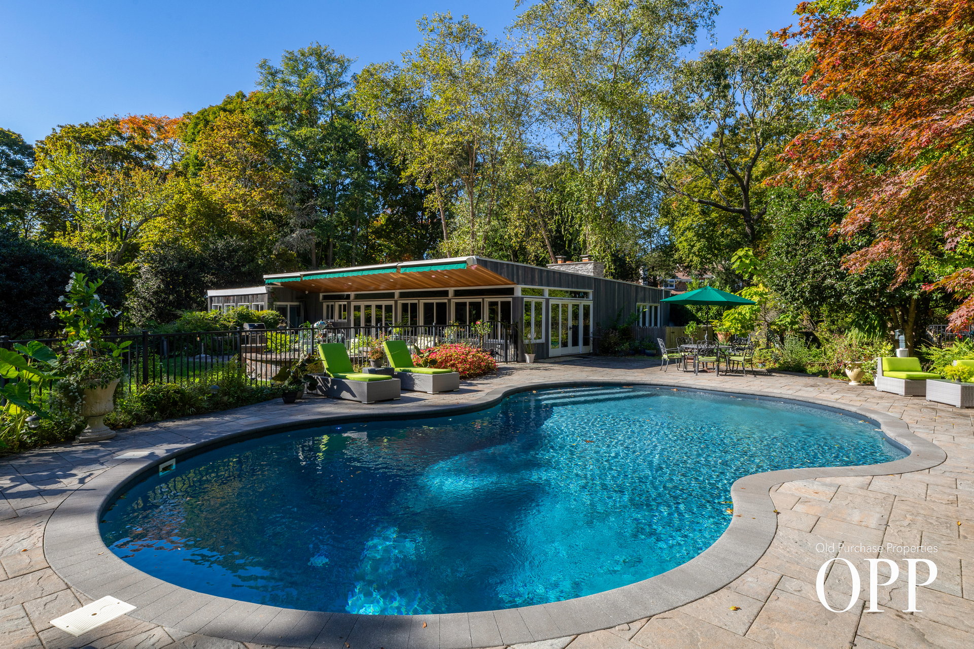 Hollywood: A Waterfront Modernist Retreat on 3.5 Acres