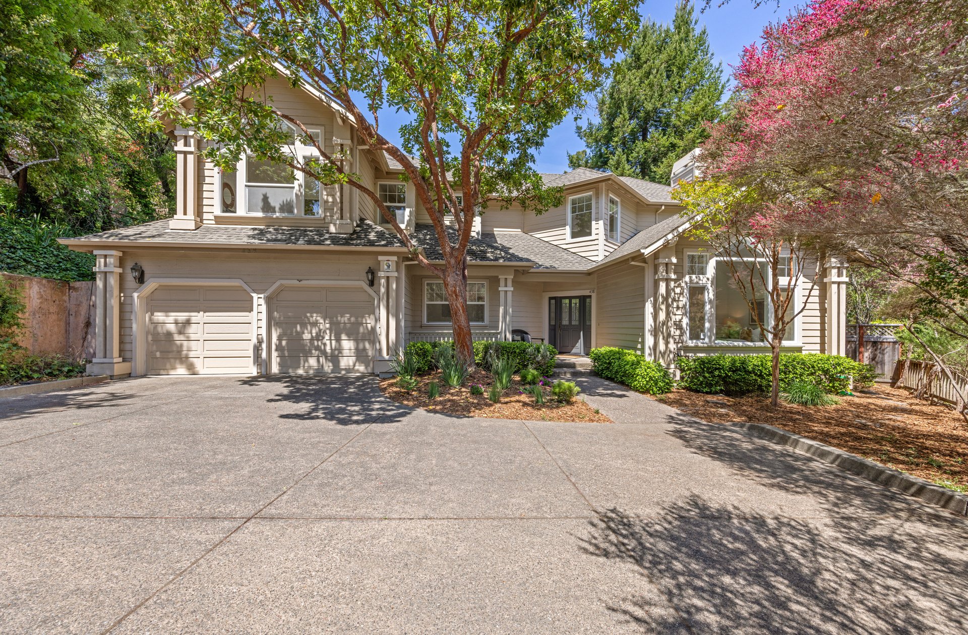 438 Laverne