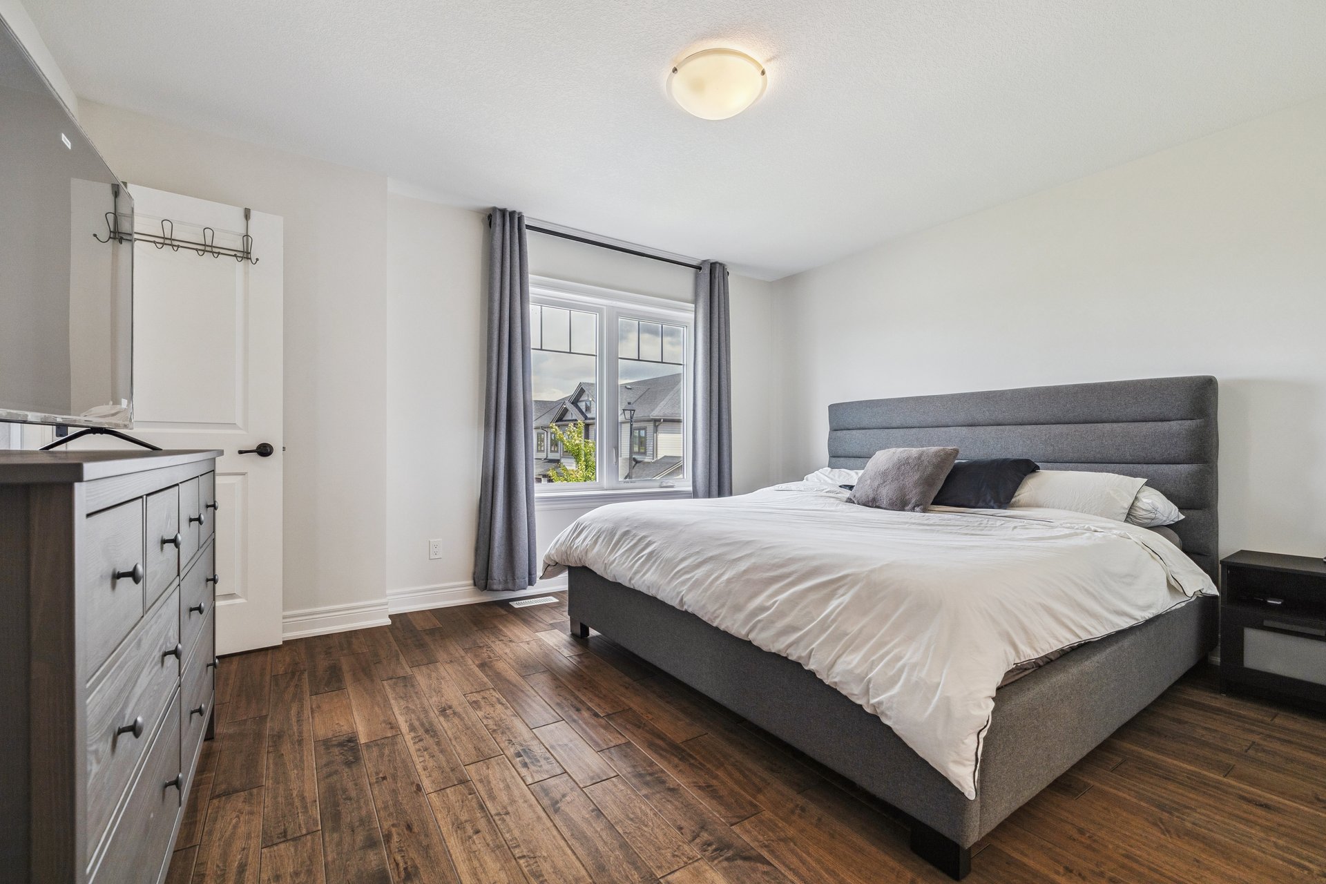 Beautifully updated END-UNIT townhome